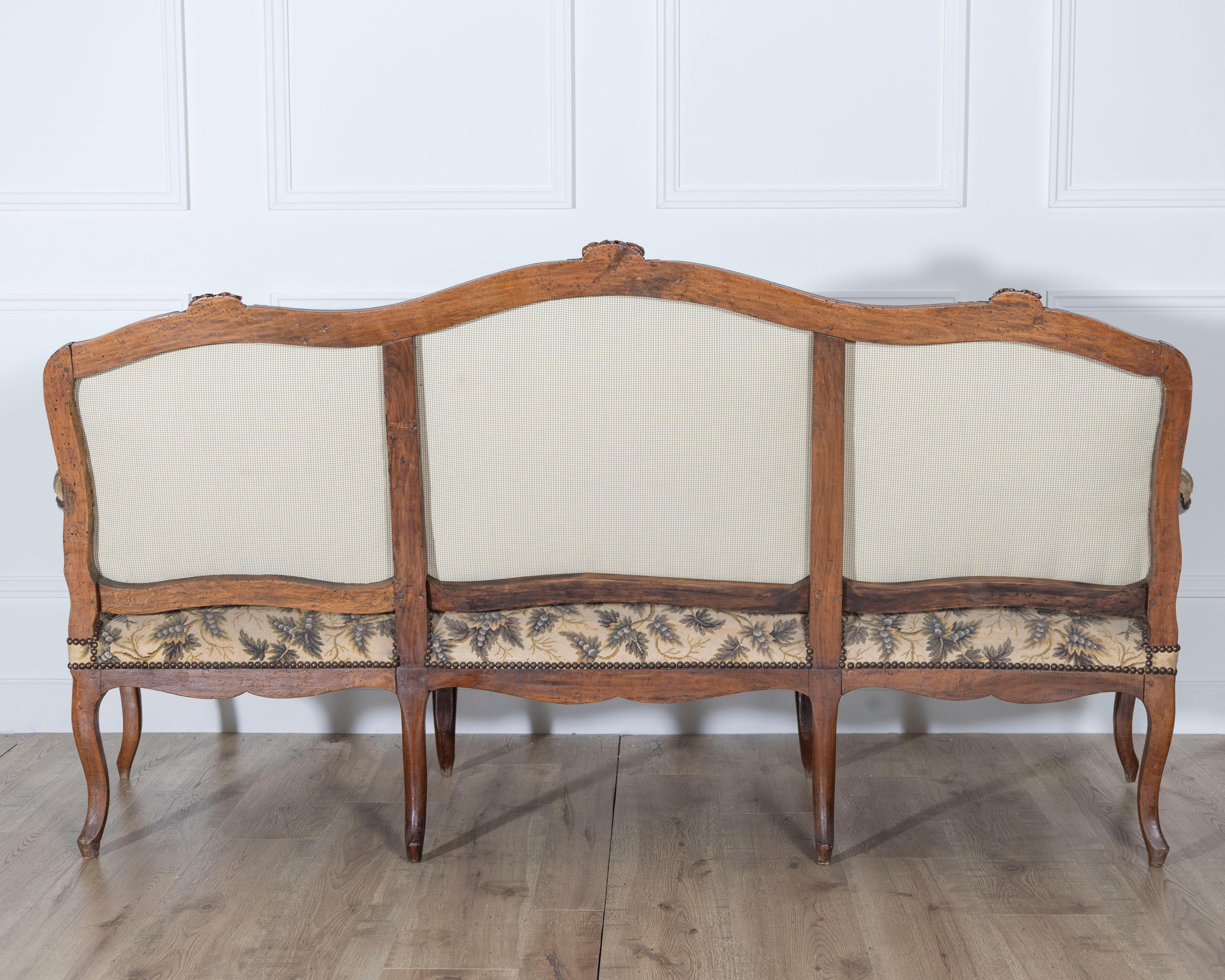 Louis XV-Sofa aus Nussbaumholz mit floralen Schnitzereien und Gobelinpolsterung aus dem 18. im Angebot 3