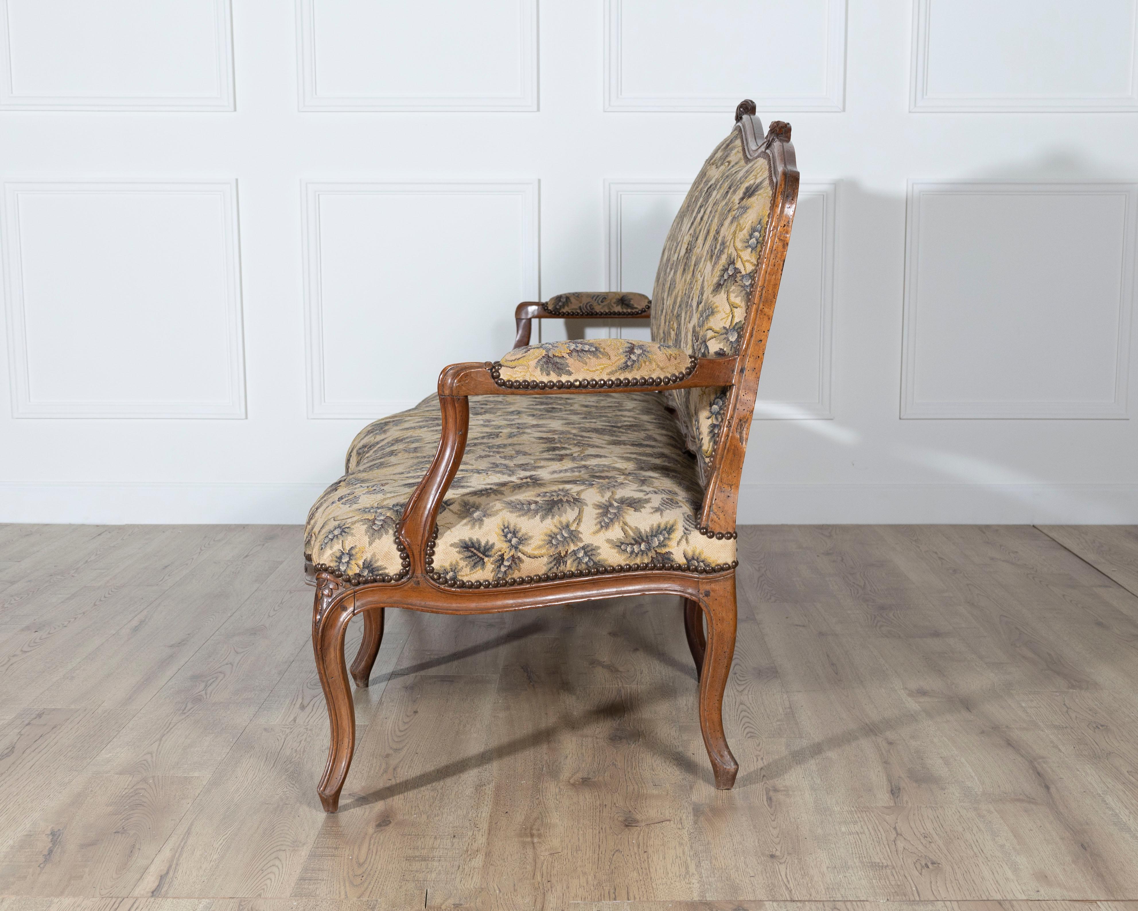 Louis XV-Sofa aus Nussbaumholz mit floralen Schnitzereien und Gobelinpolsterung aus dem 18. im Angebot 4
