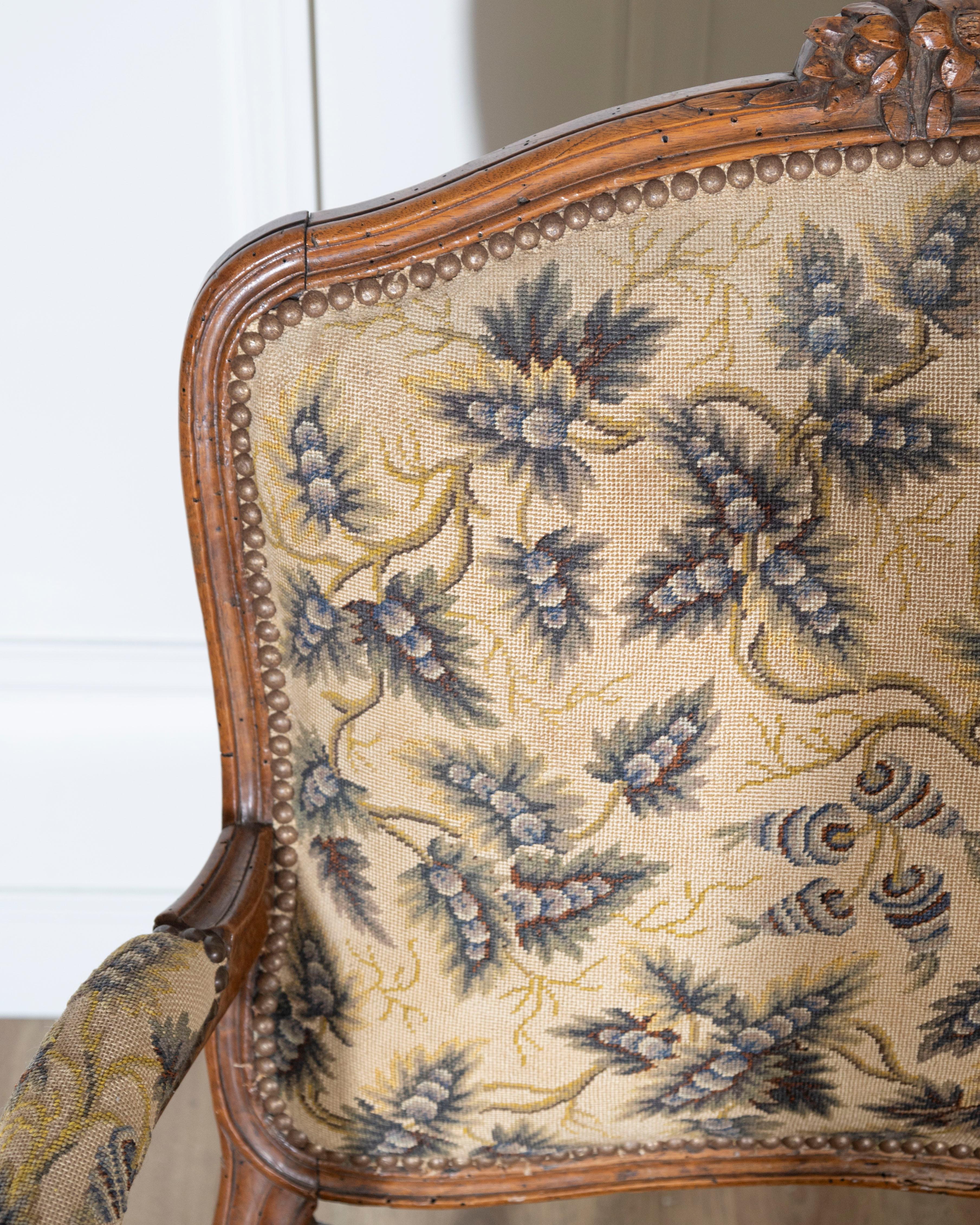 Louis XV-Sofa aus Nussbaumholz mit floralen Schnitzereien und Gobelinpolsterung aus dem 18. (Louis XV.) im Angebot