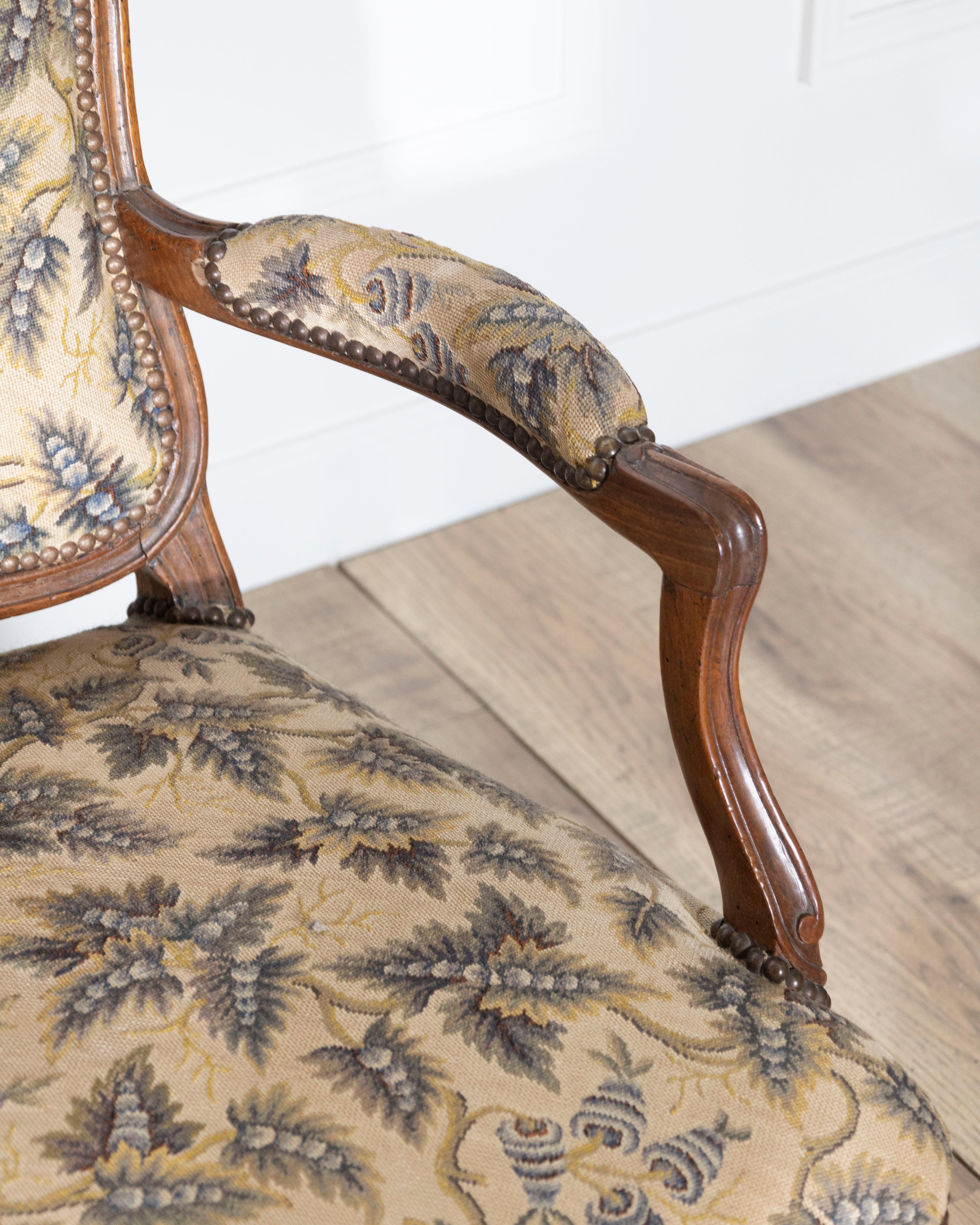Louis XV-Sofa aus Nussbaumholz mit floralen Schnitzereien und Gobelinpolsterung aus dem 18. (Französisch) im Angebot