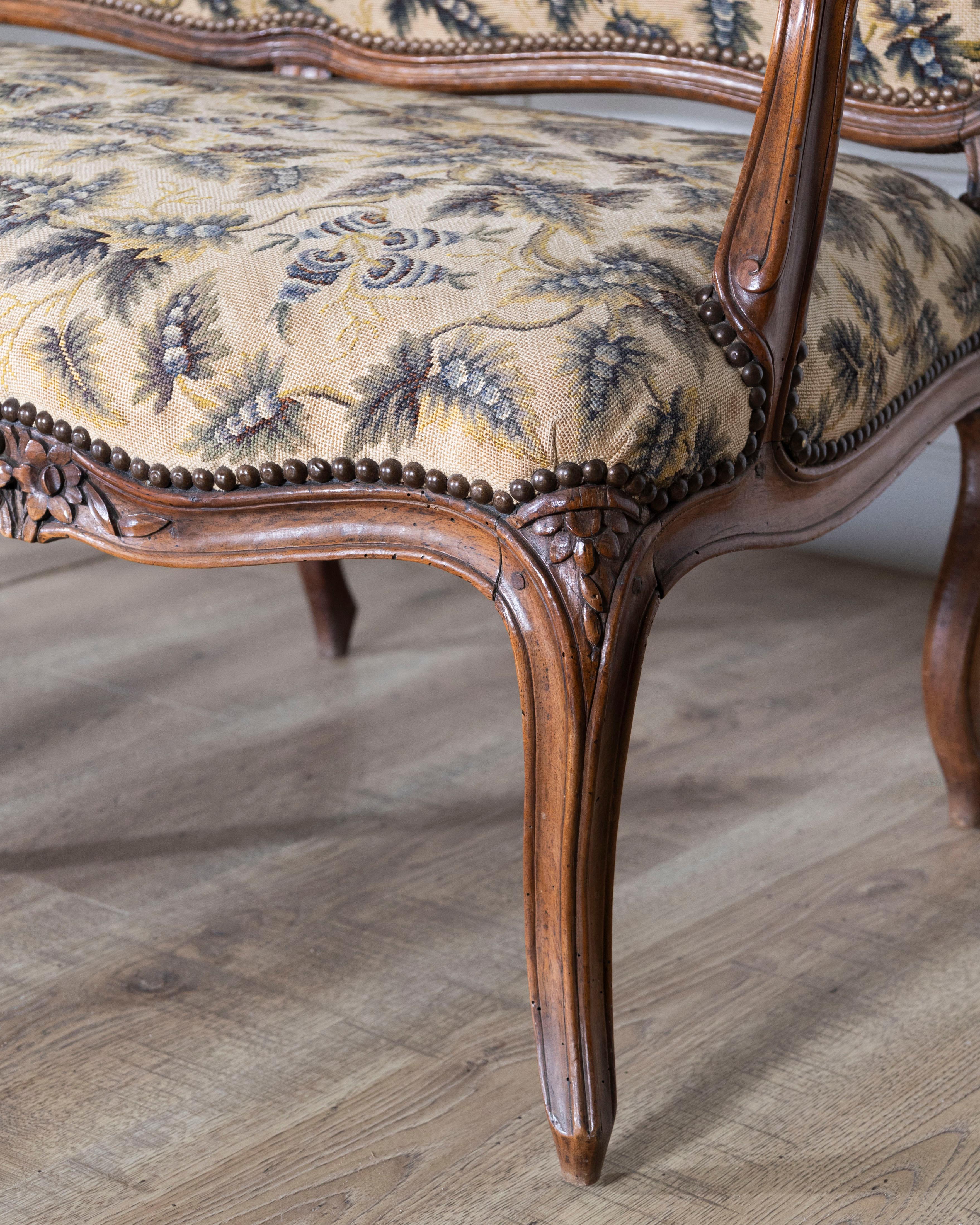 Louis XV-Sofa aus Nussbaumholz mit floralen Schnitzereien und Gobelinpolsterung aus dem 18. im Zustand „Gut“ im Angebot in Atlanta, GA