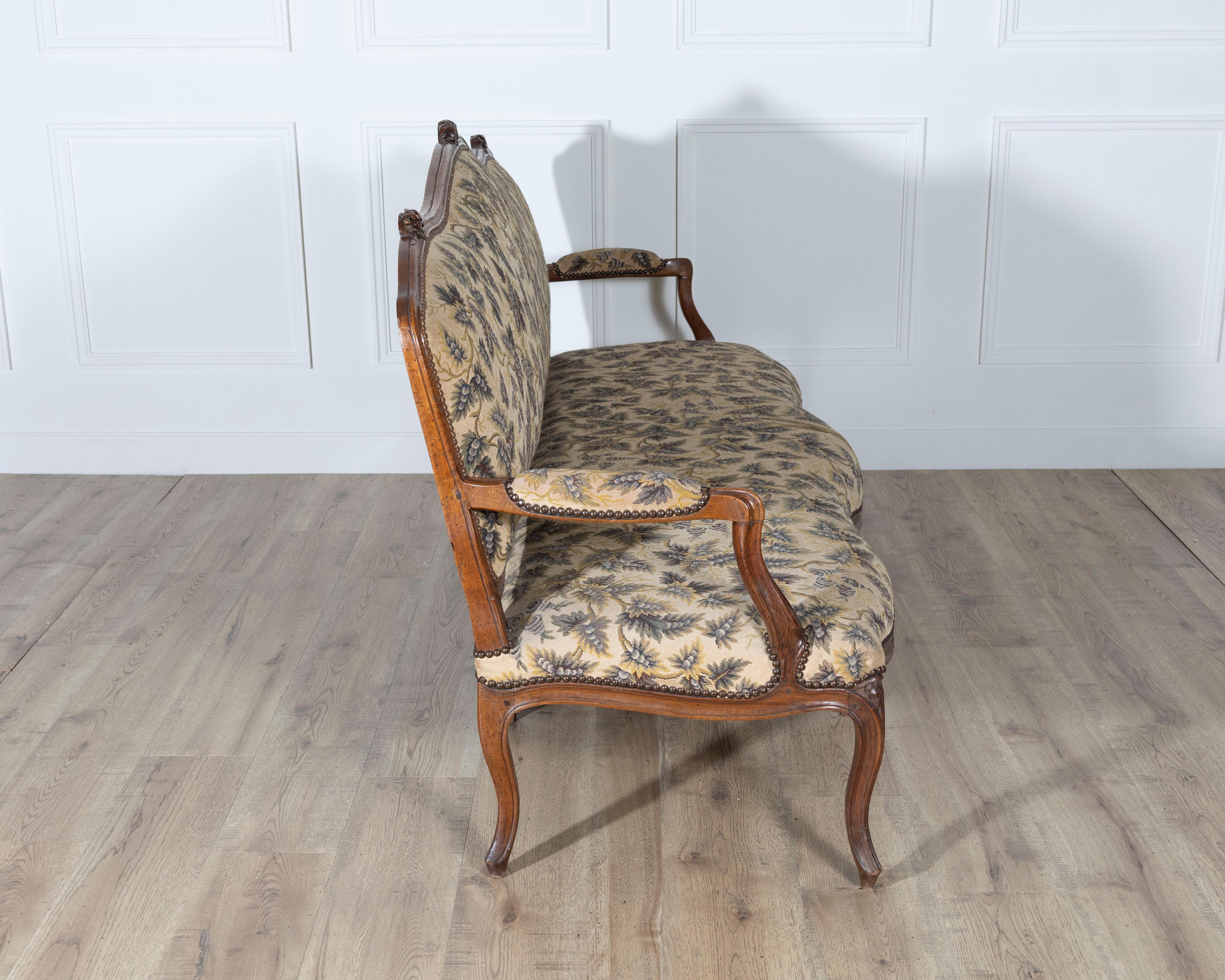 Louis XV-Sofa aus Nussbaumholz mit floralen Schnitzereien und Gobelinpolsterung aus dem 18. (Walnuss) im Angebot