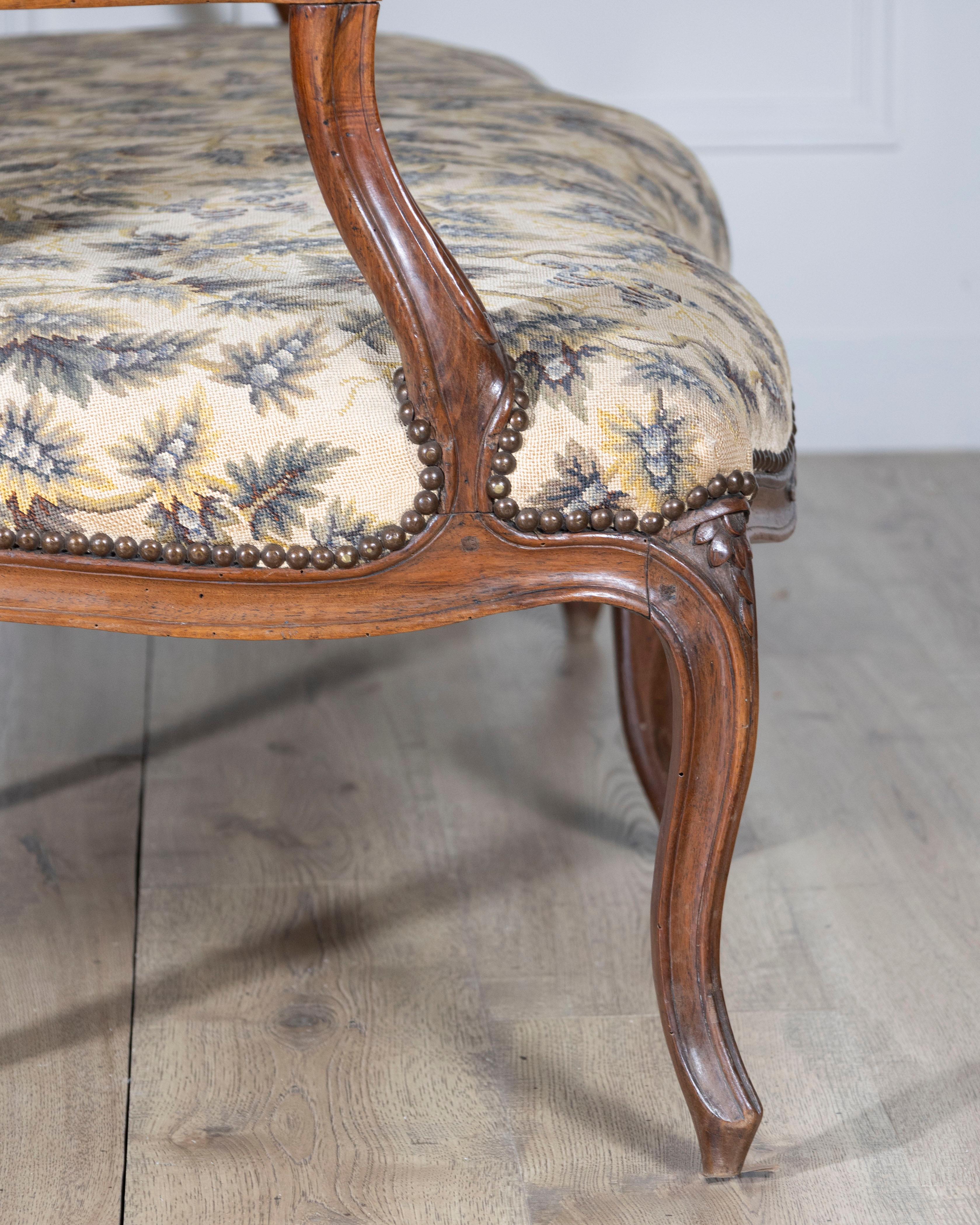 Louis XV-Sofa aus Nussbaumholz mit floralen Schnitzereien und Gobelinpolsterung aus dem 18. im Angebot 1