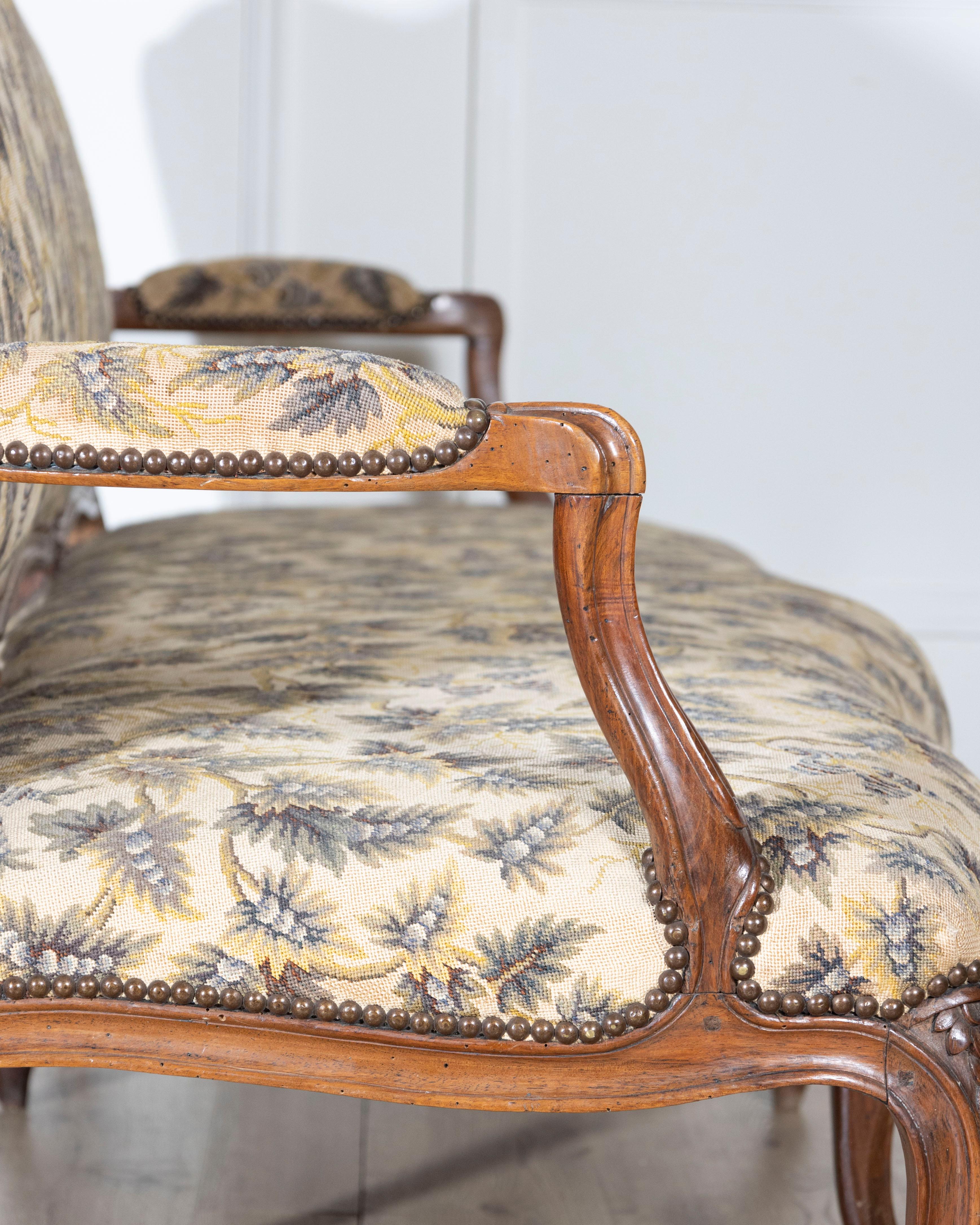 Louis XV-Sofa aus Nussbaumholz mit floralen Schnitzereien und Gobelinpolsterung aus dem 18. im Angebot 2