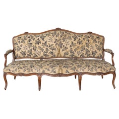 Louis XV-Sofa aus Nussbaumholz mit floralen Schnitzereien und Gobelinpolsterung aus dem 18.