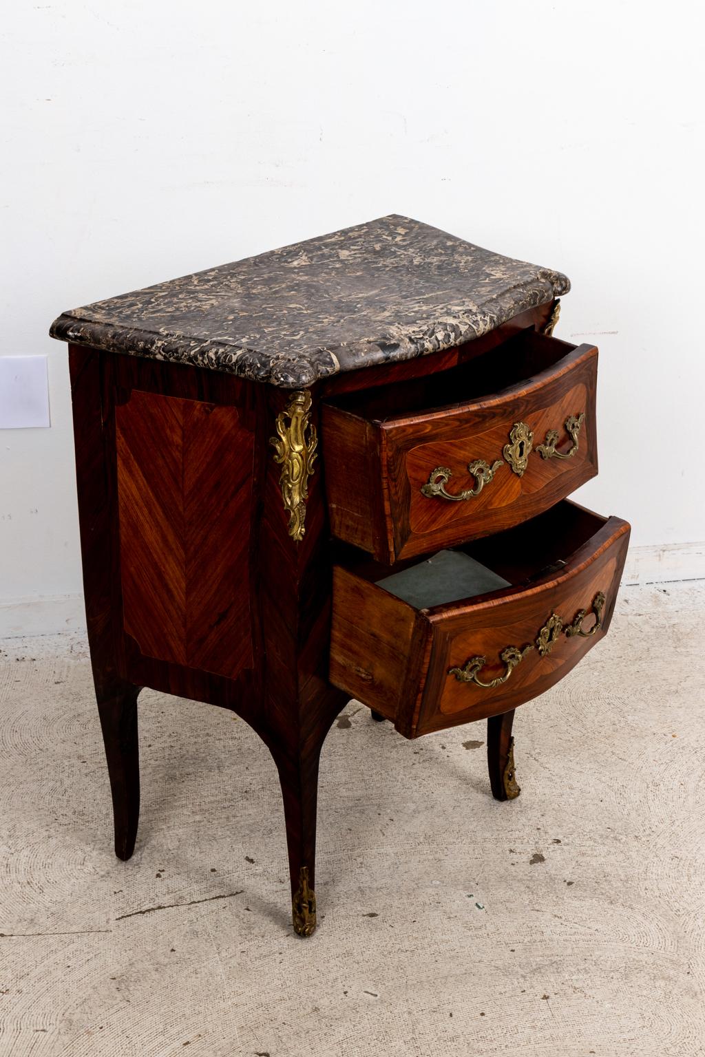 18th Century Louis XV Petite Commode For Sale 1