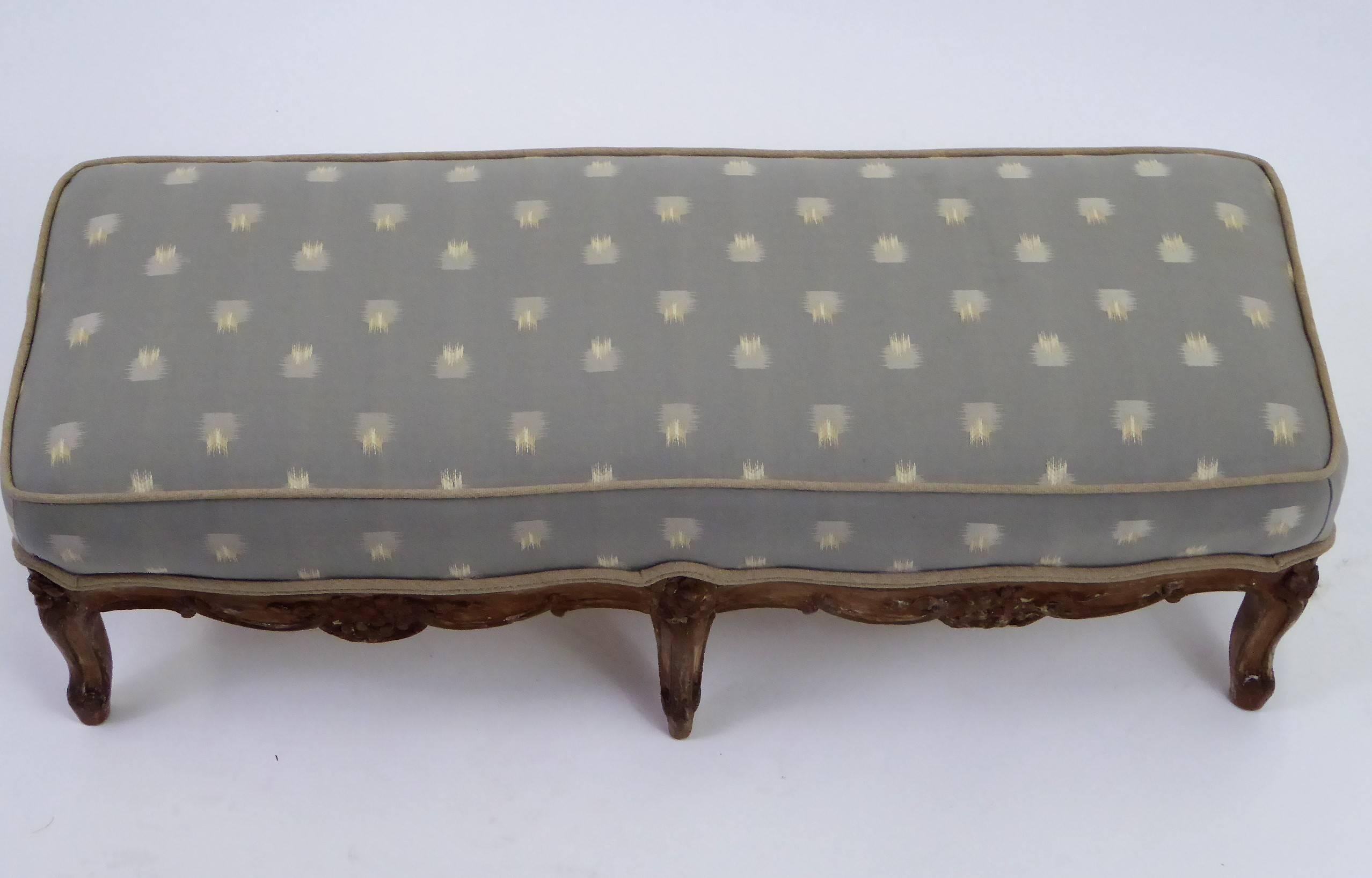 18th Century Louis XV Petite Footstool Tabouret Original Aged Finish, France In Distressed Condition For Sale In Miami, FL