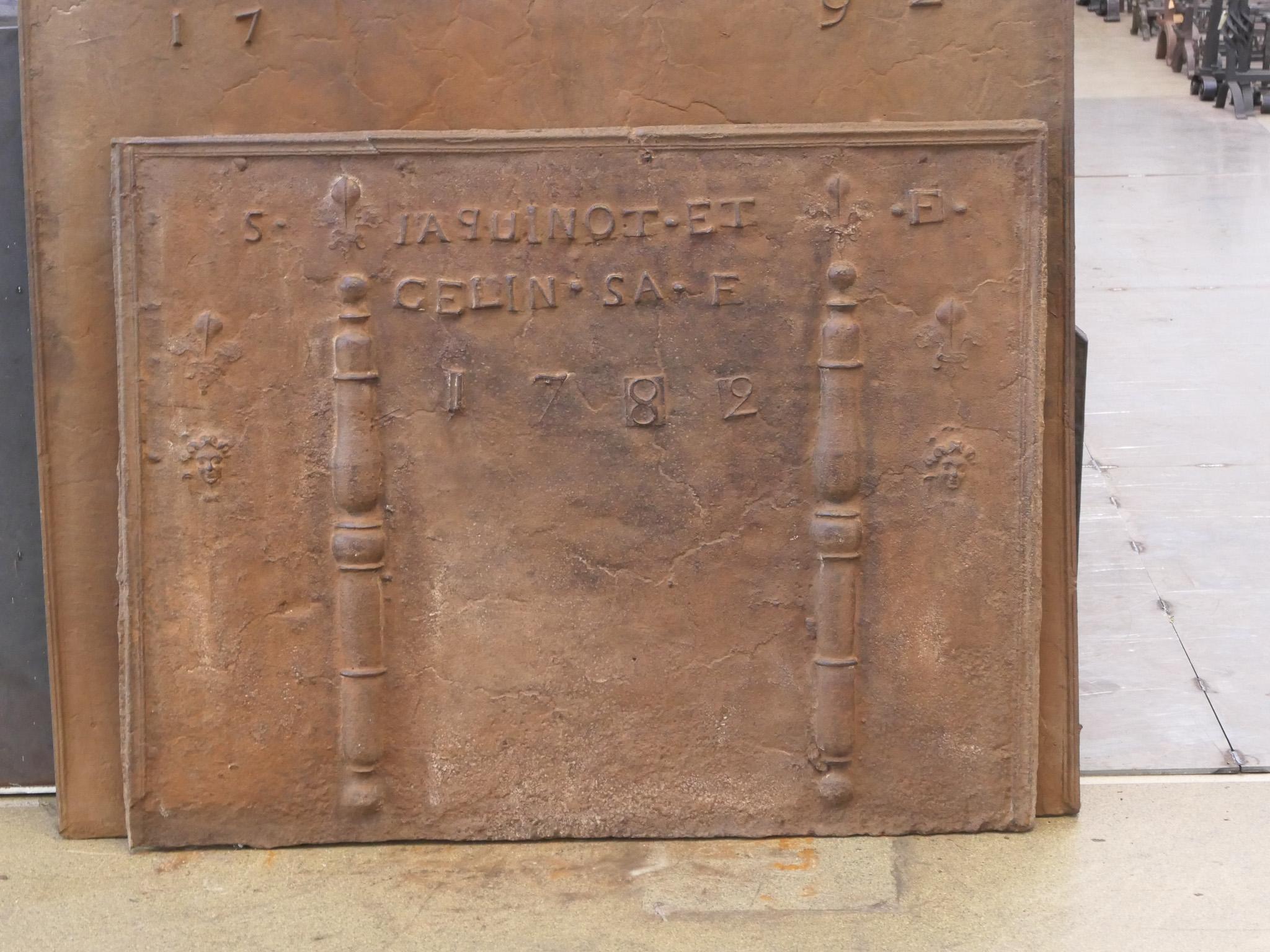 18th Century Louis XV 'Pillars with Fleurs de Lys' Fireback / Backsplash In Good Condition For Sale In Soest, NL