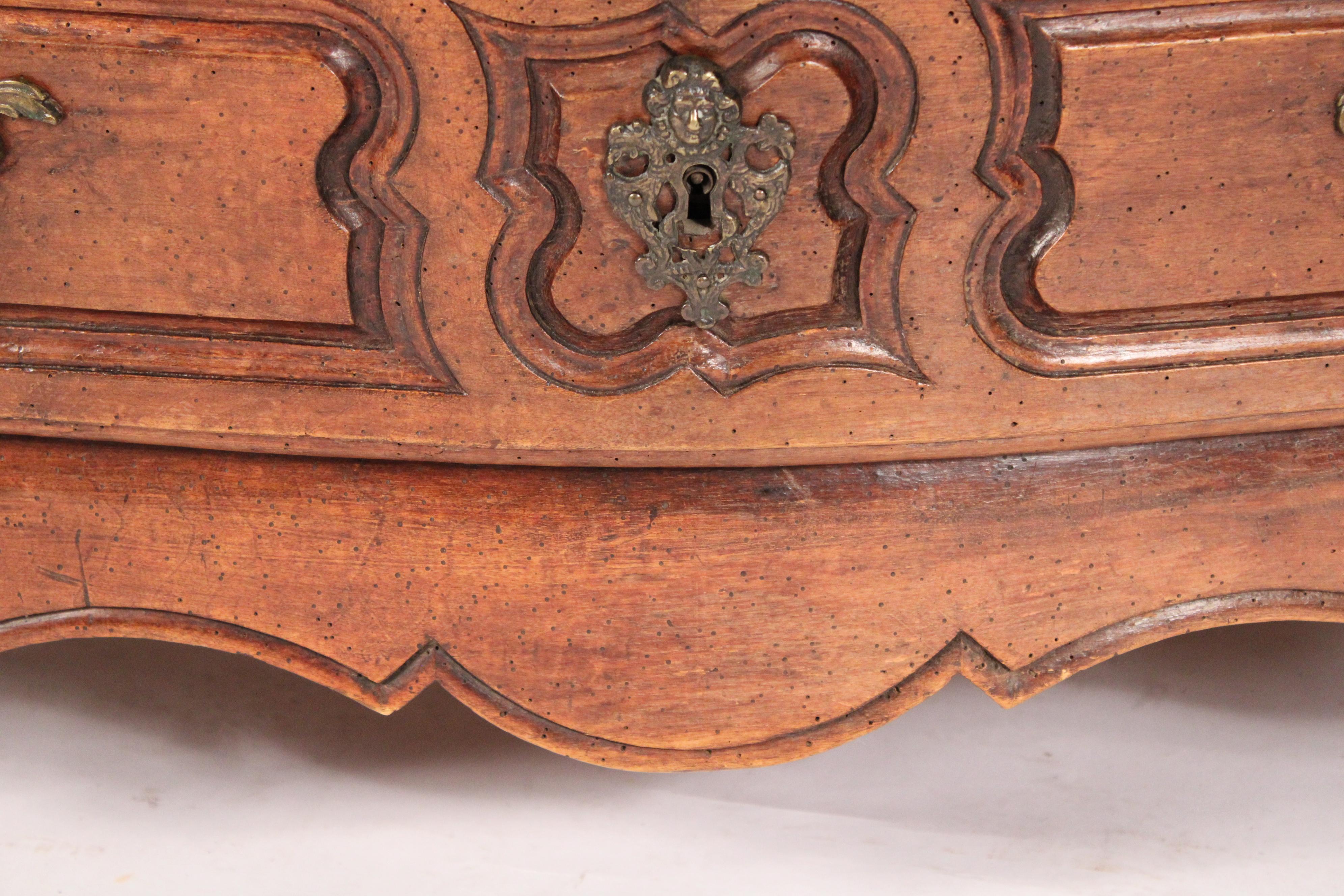 Cassettone in legno di noce Luigi XV del XVIII secolo in vendita 4