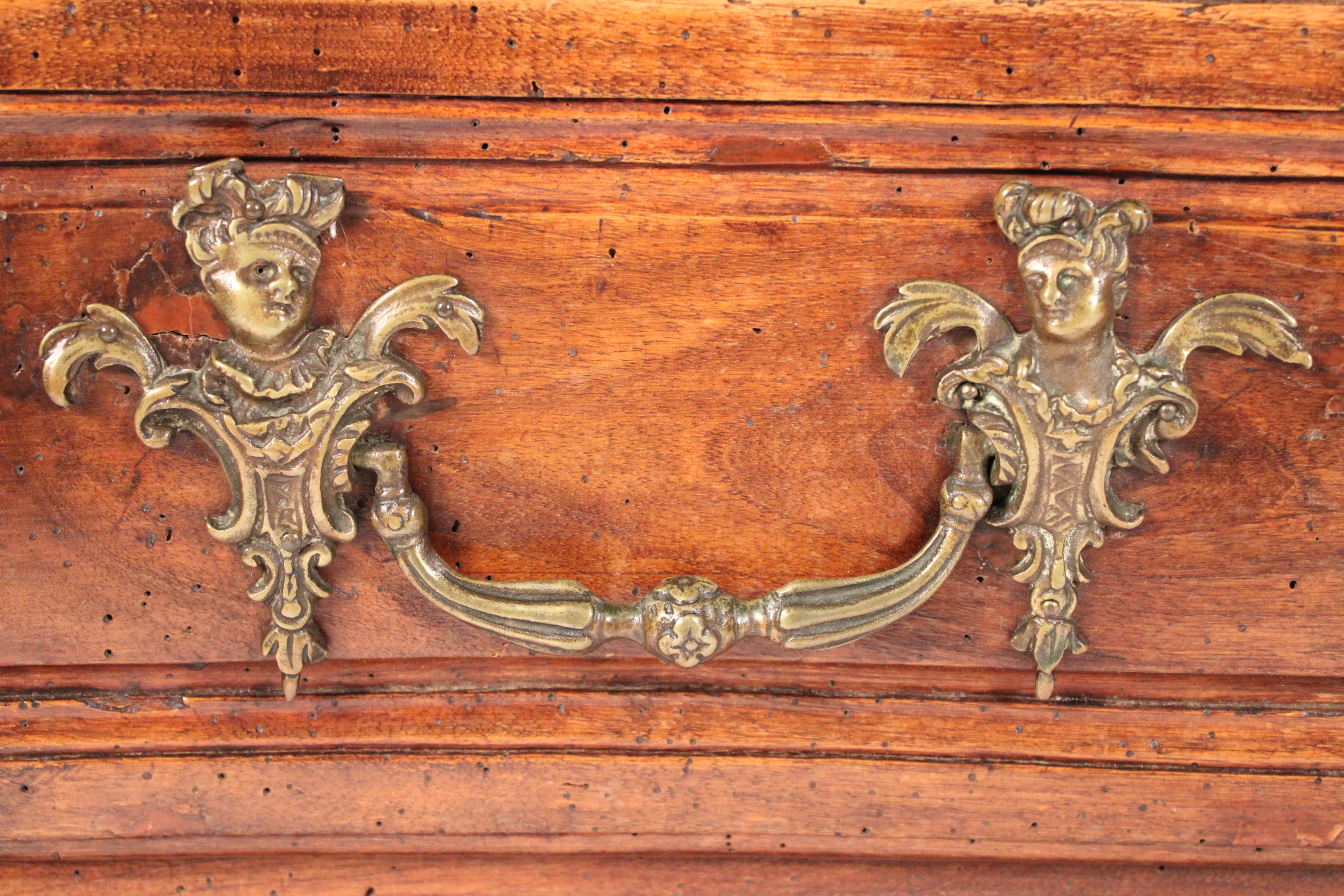 Cassettone in legno di noce Luigi XV del XVIII secolo in vendita 6