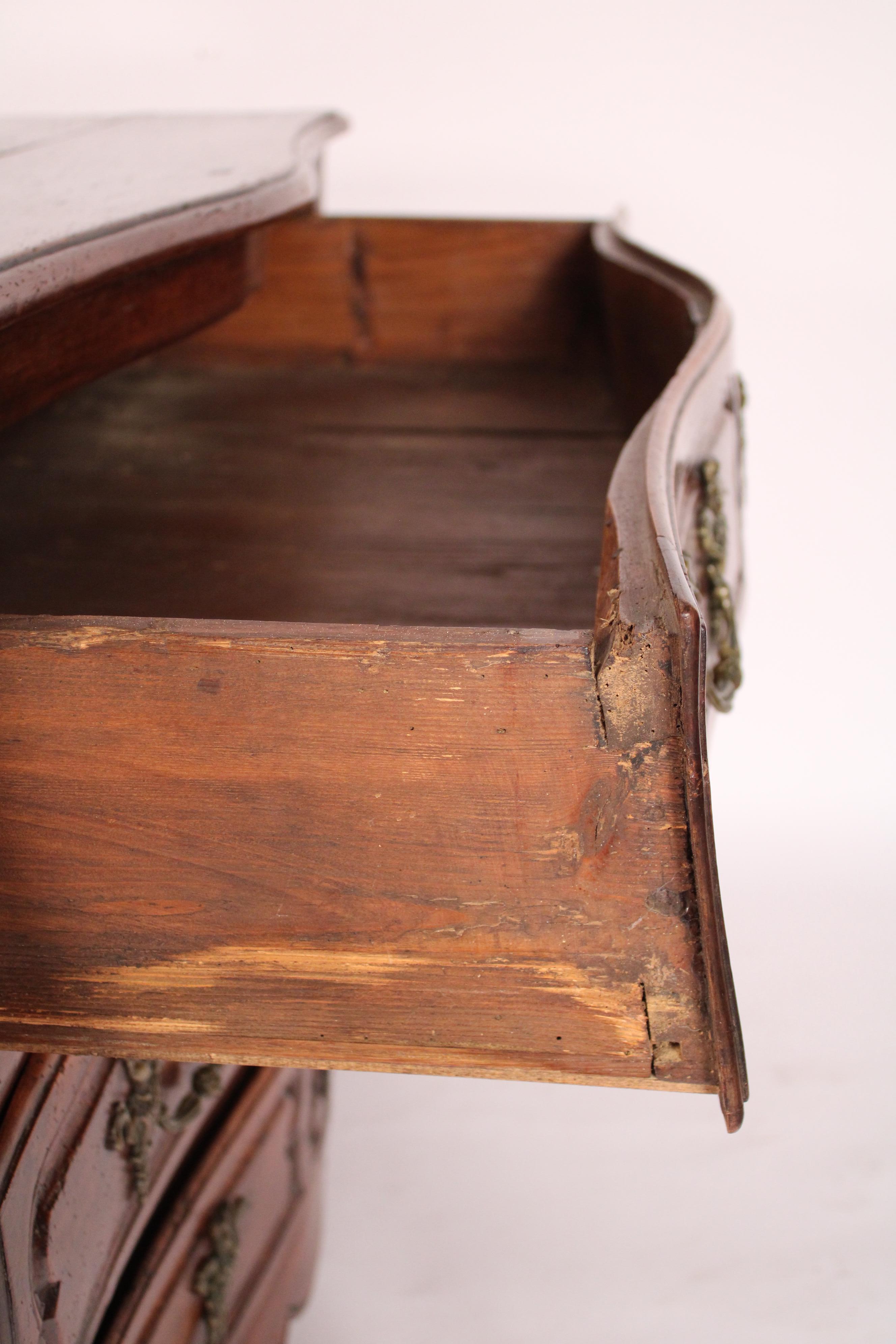 Cassettone in legno di noce Luigi XV del XVIII secolo in vendita 7