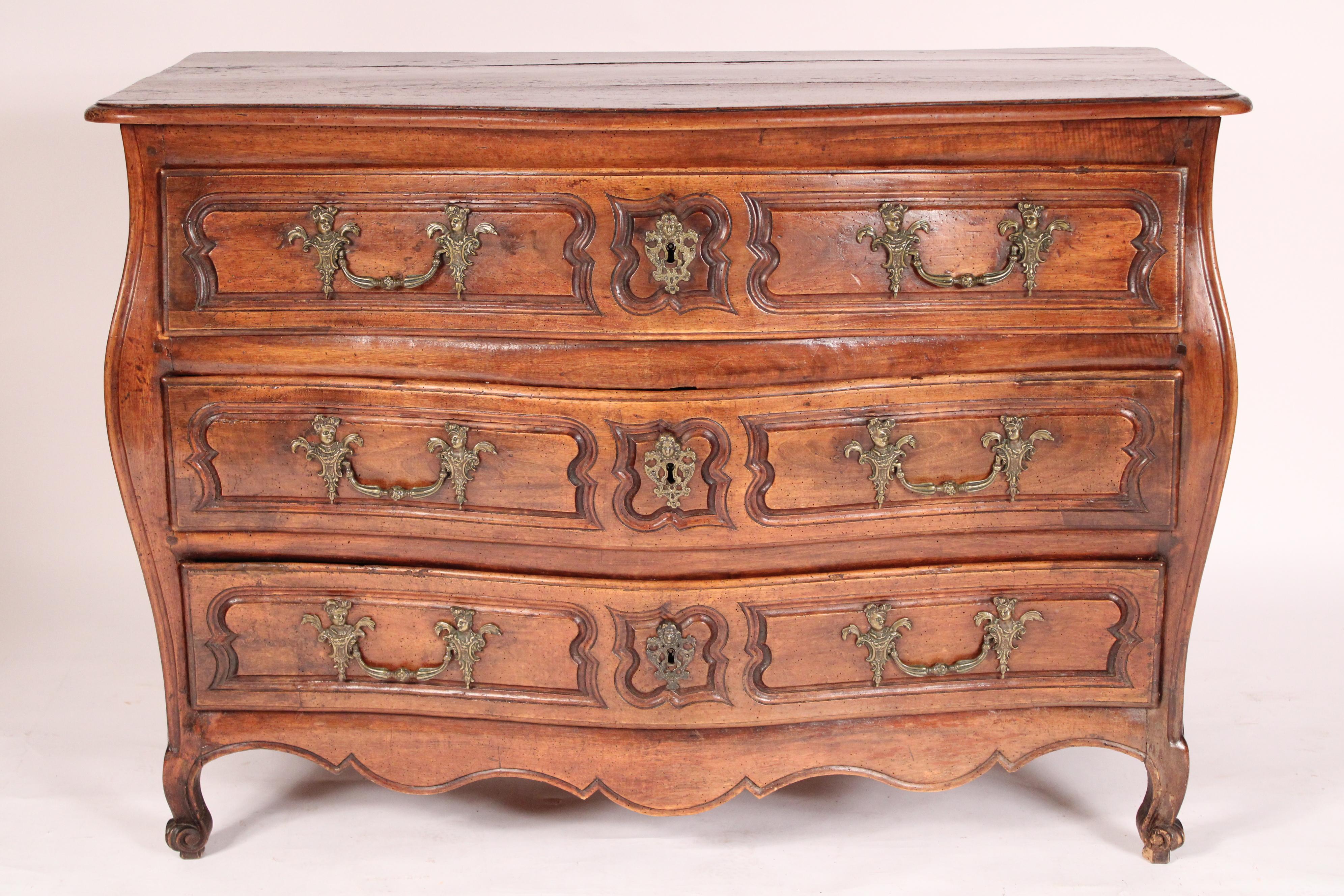 Cassettiera provinciale Luigi XV in noce bombe, XVIII secolo. Con un piano a tre ripiani con bordi anteriori e laterali modanati, 3 cassetti con tiretti e bottoni a pressione in bronzo, fianchi ben rivestiti, poggianti su piedini francesi a forma di