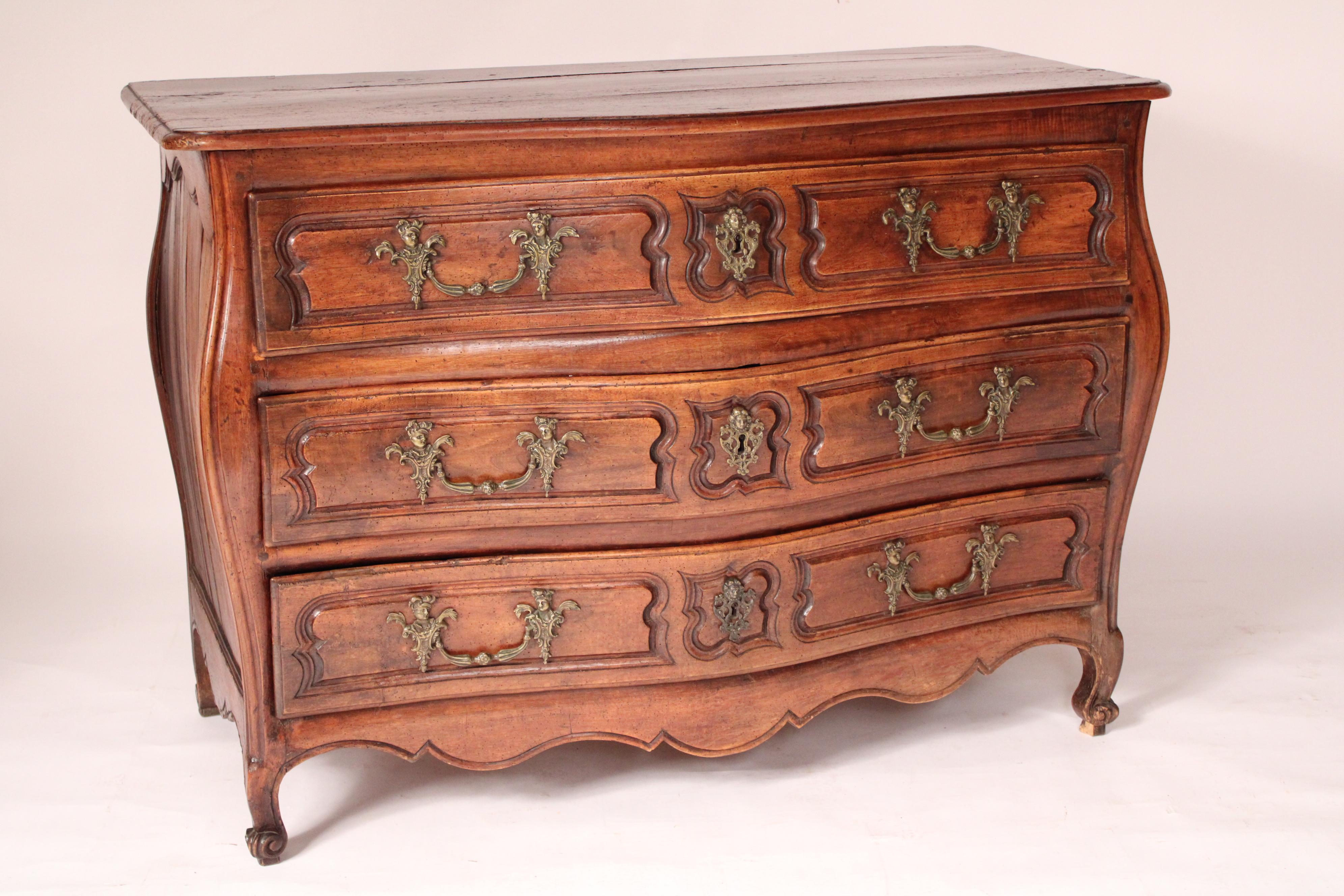 Europeo Cassettone in legno di noce Luigi XV del XVIII secolo in vendita