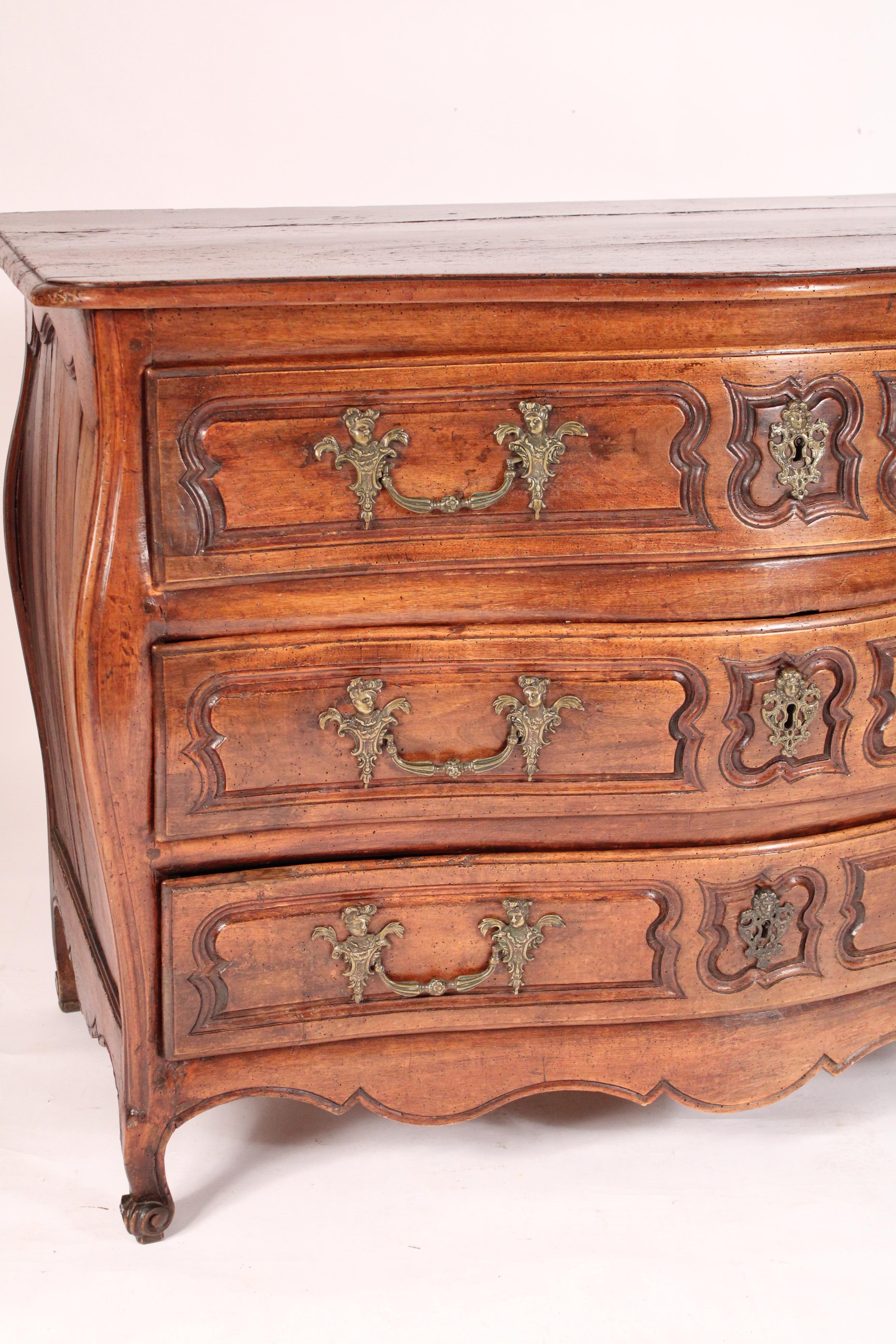 Cassettone in legno di noce Luigi XV del XVIII secolo In condizioni buone in vendita a Laguna Beach, CA