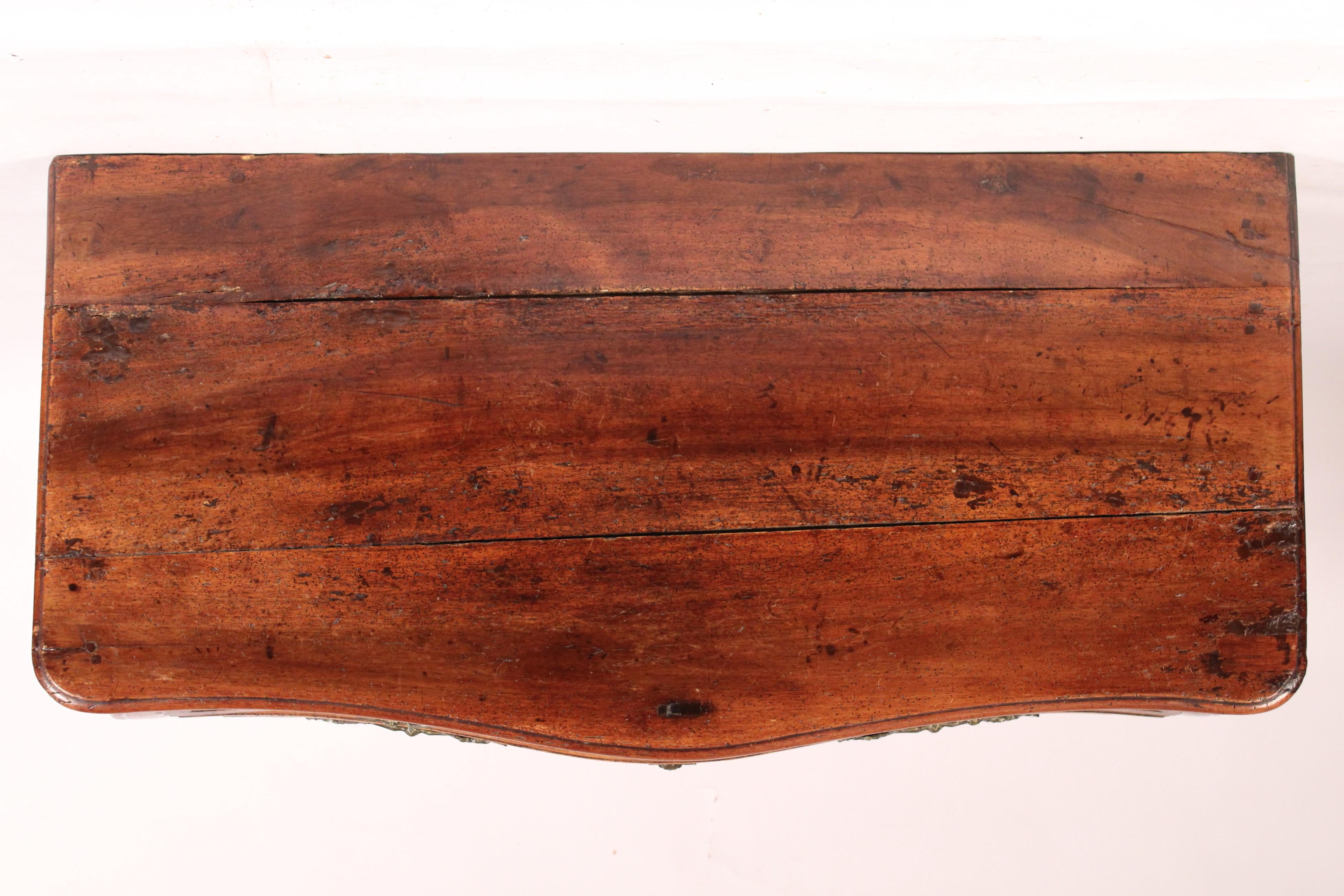 Ottone Cassettone in legno di noce Luigi XV del XVIII secolo in vendita