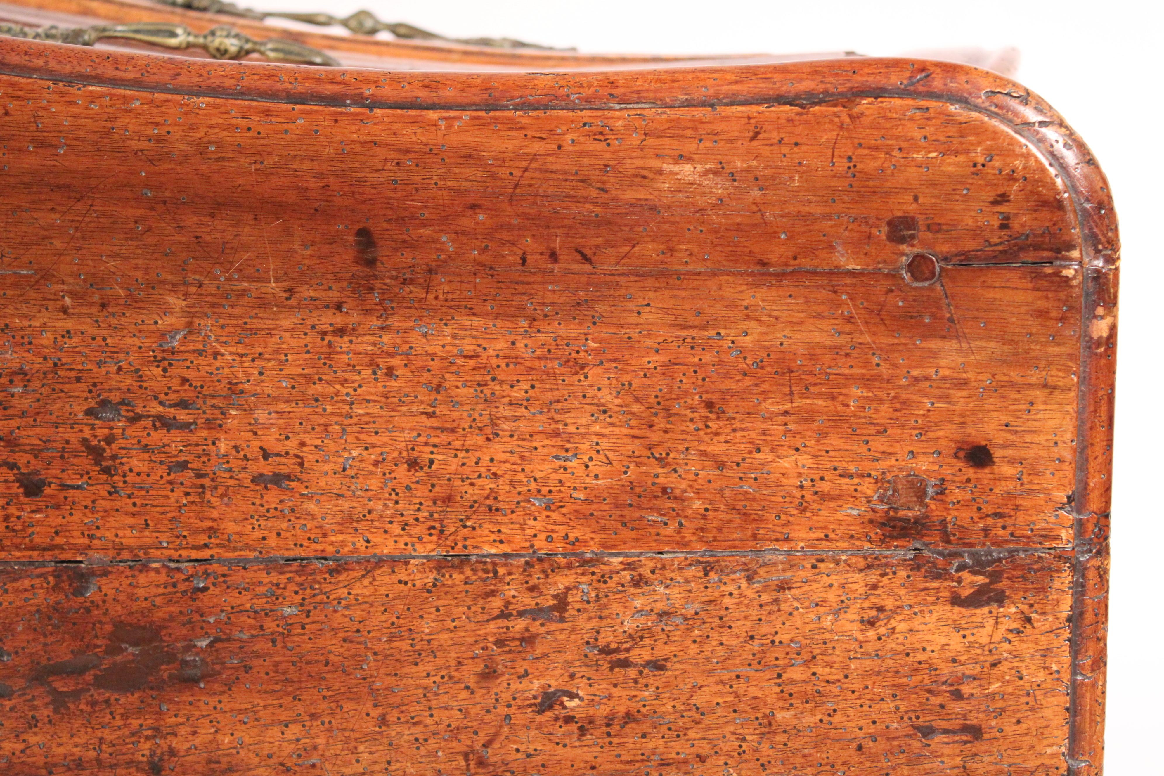 Cassettone in legno di noce Luigi XV del XVIII secolo in vendita 1