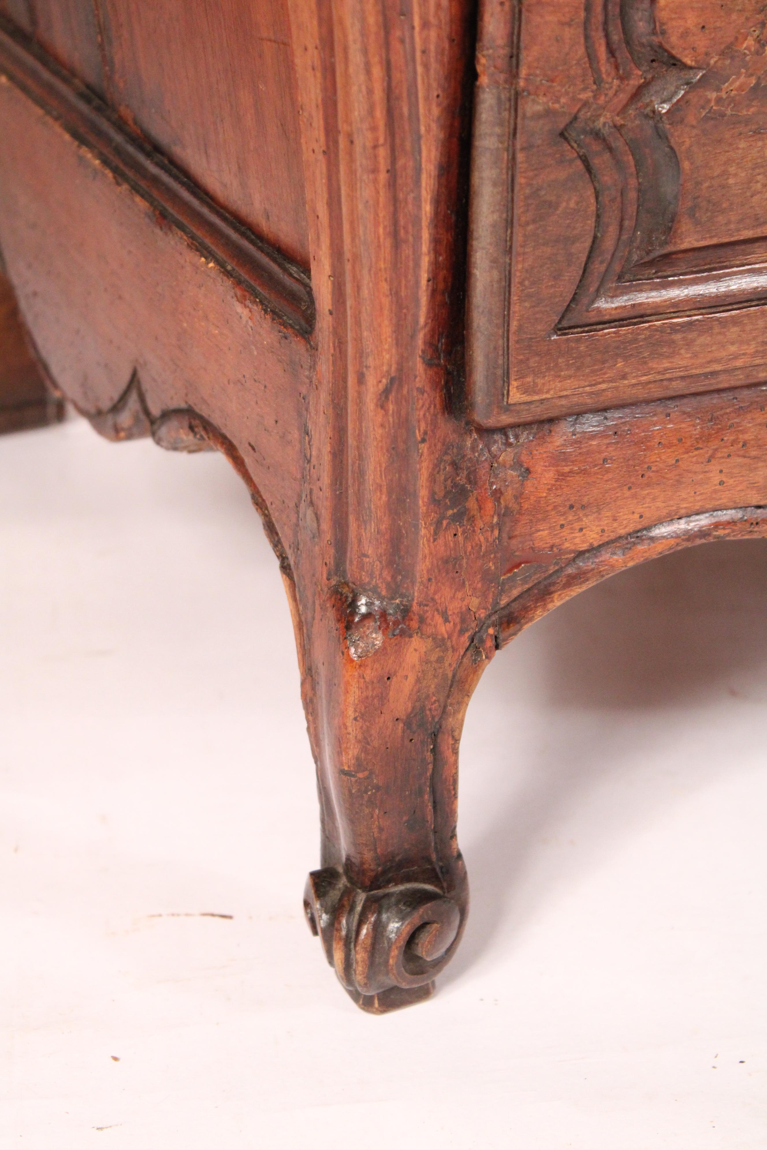 Cassettone in legno di noce Luigi XV del XVIII secolo in vendita 3