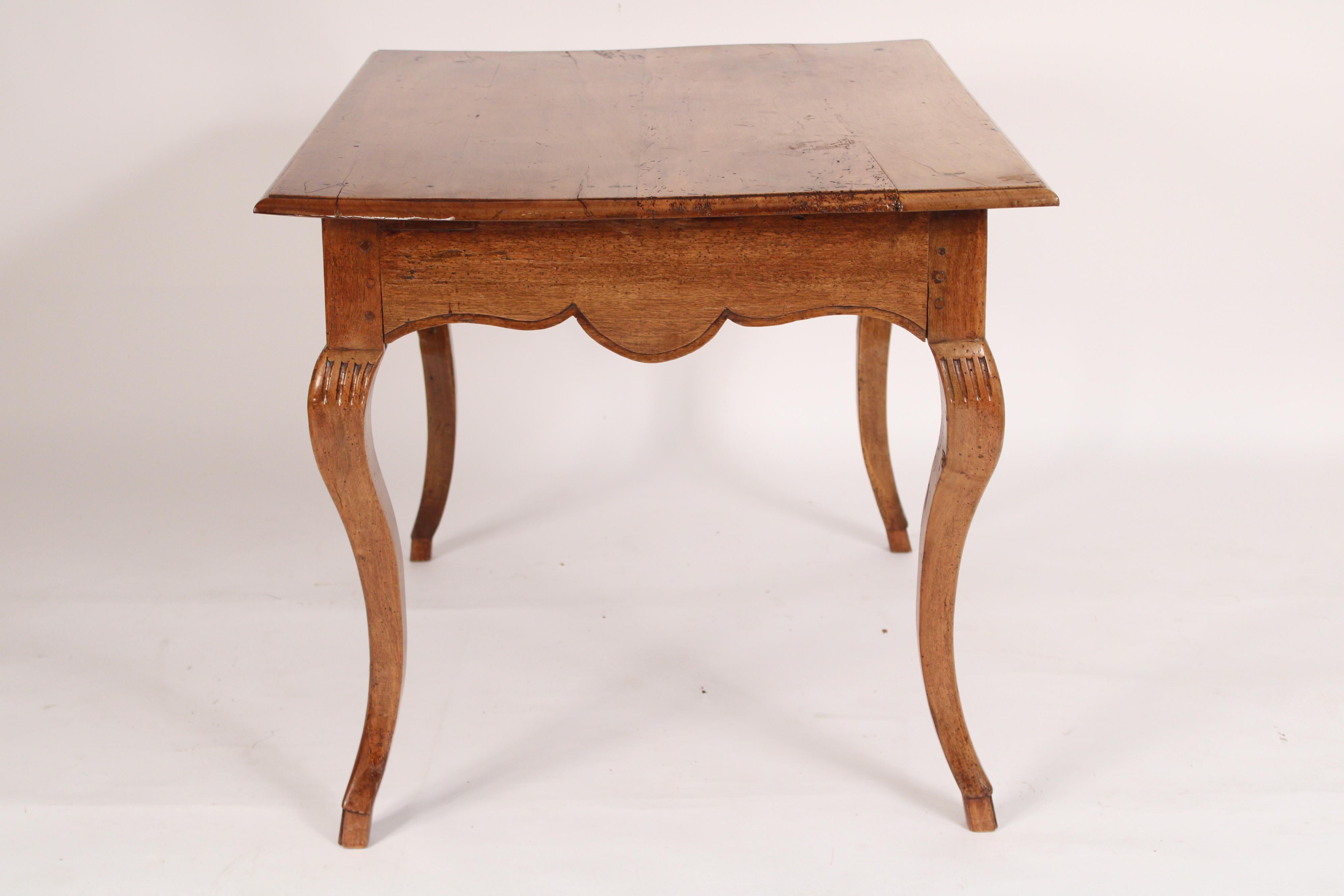 18th Century Louis XV Provincial Writing / Occasional Table In Good Condition For Sale In Laguna Beach, CA