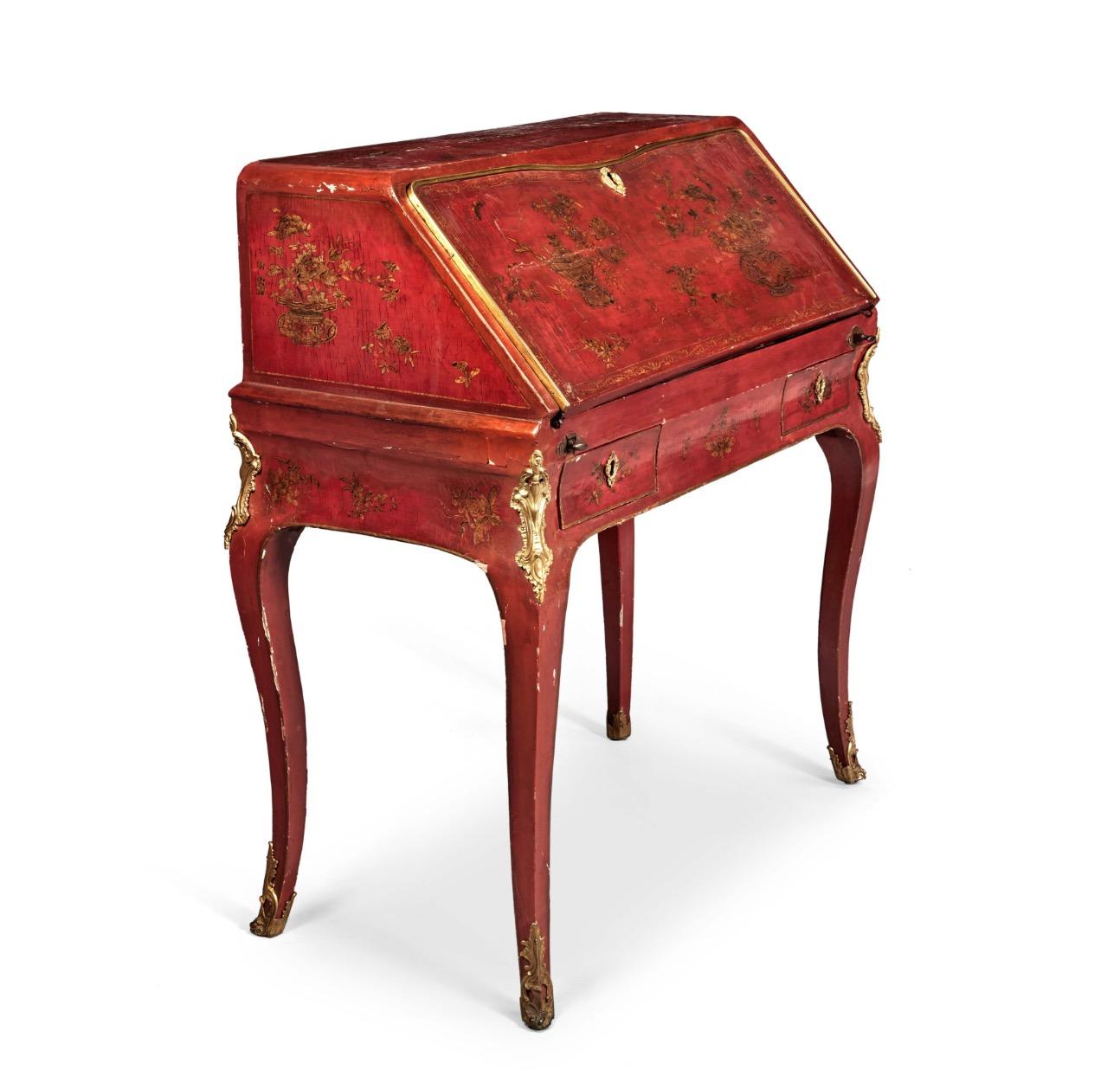 Dimensiones- H: 38 1/4in An: 32 1/2in D: 18in 

Este rarísimo e importante Escritorio Chinoiserie Rojo Luis XV del siglo XVIII de Pierre Migeon es absolutamente impresionante. Si observas las fotos que te proporcionamos, verás la atención que se