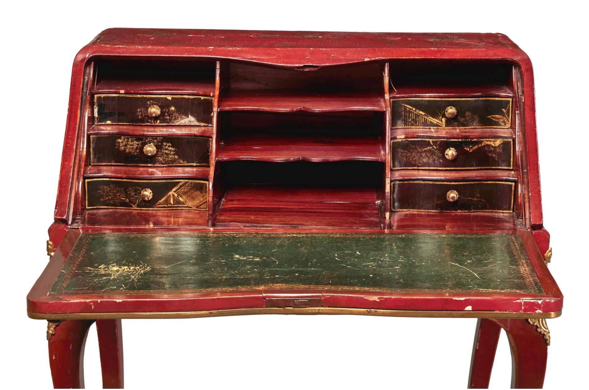Escritorio con Chinoiserie Roja Luis XV del Siglo XVIII Por Pierre Migeon en Bueno estado para la venta en Swedesboro, NJ