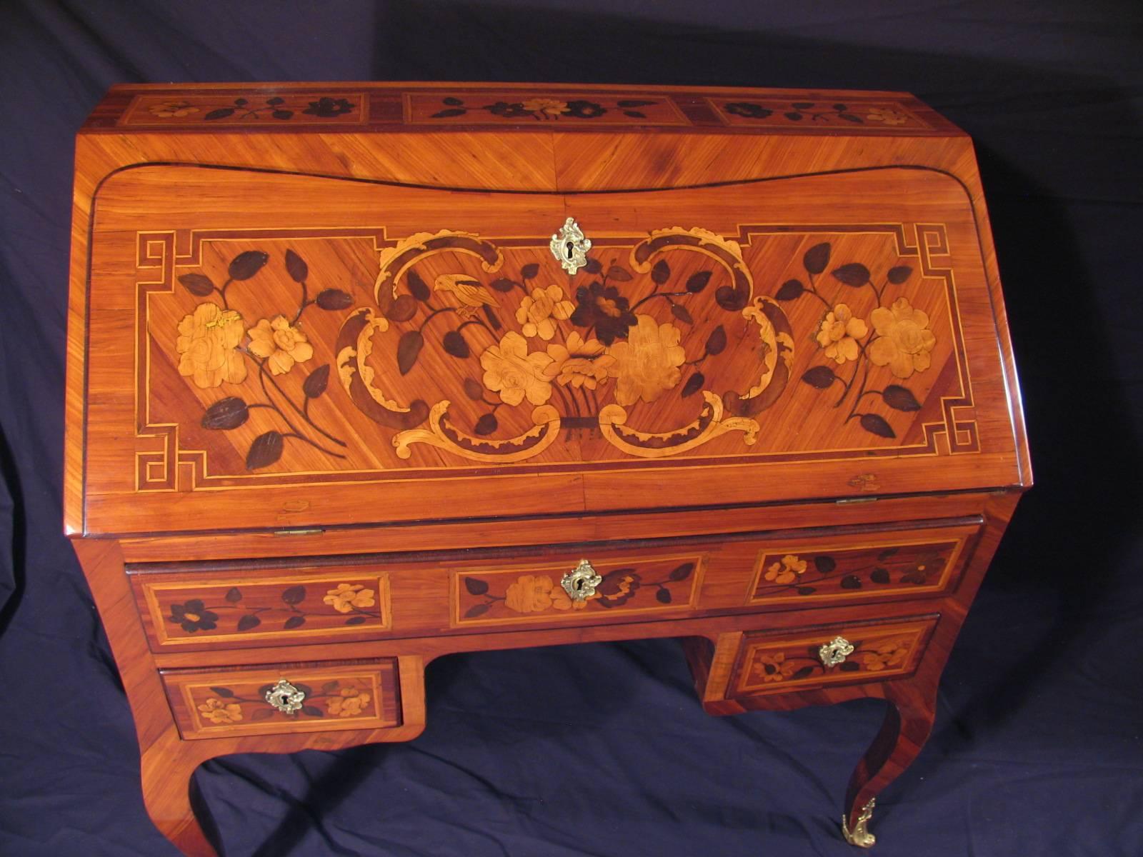 Exceptional French Louis XV secretary with beautiful flower and bird marquetry. This extraordinary piece dates back to circa 1770.
The inside is decorated with four drawers and two open compartments.
The sides and front show matching marquetry