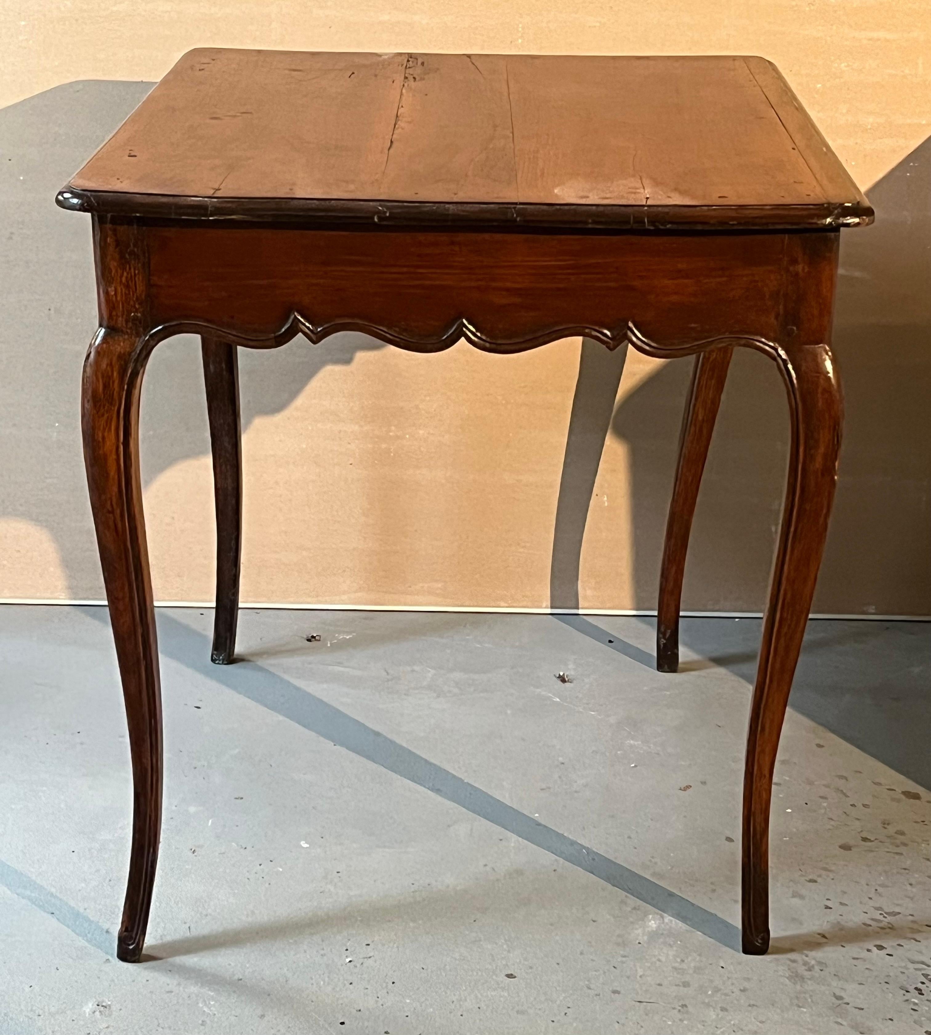 Table d'appoint Louis XV du XVIIIe siècle en vente 3