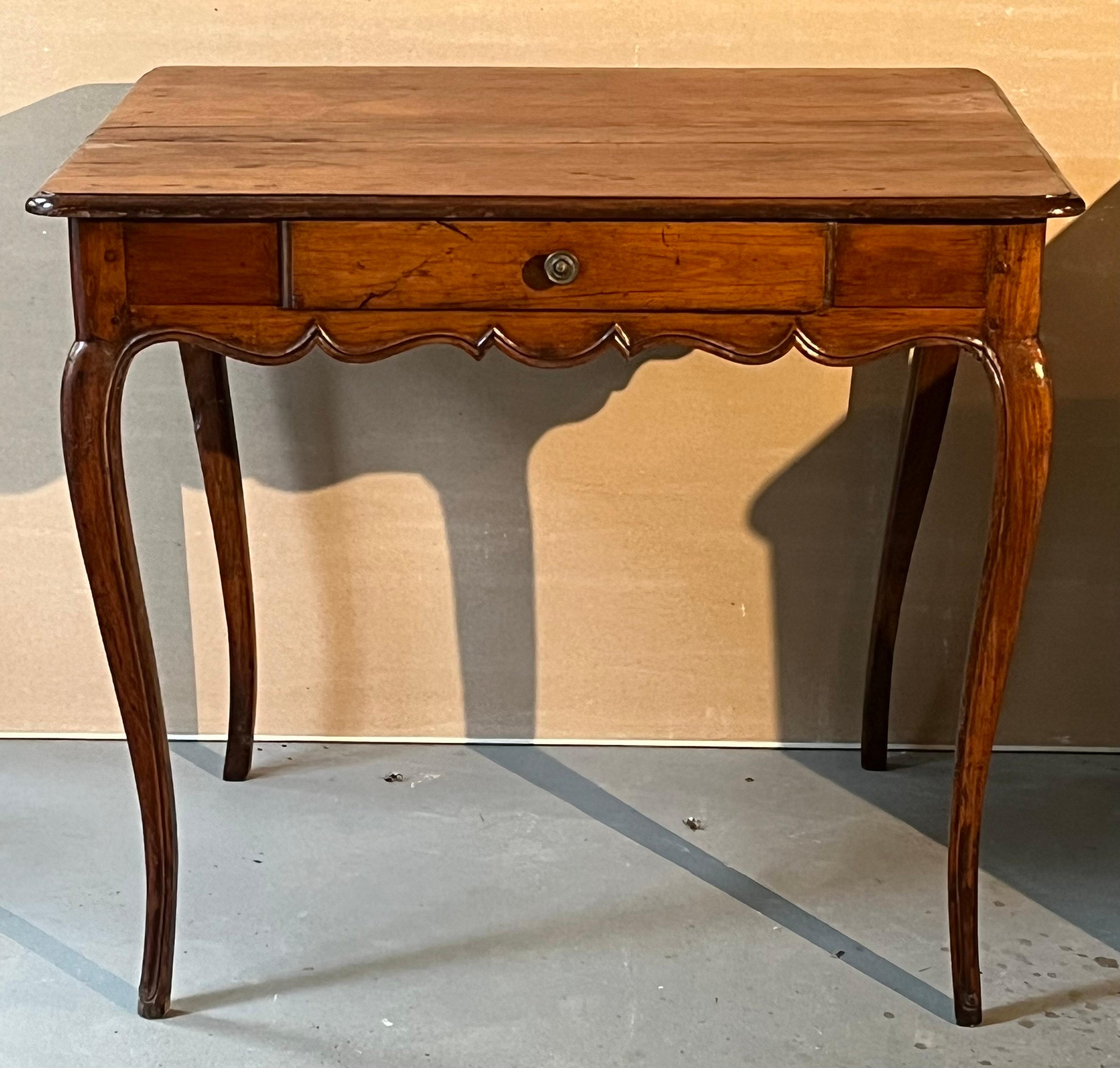 Français Table d'appoint Louis XV du XVIIIe siècle en vente