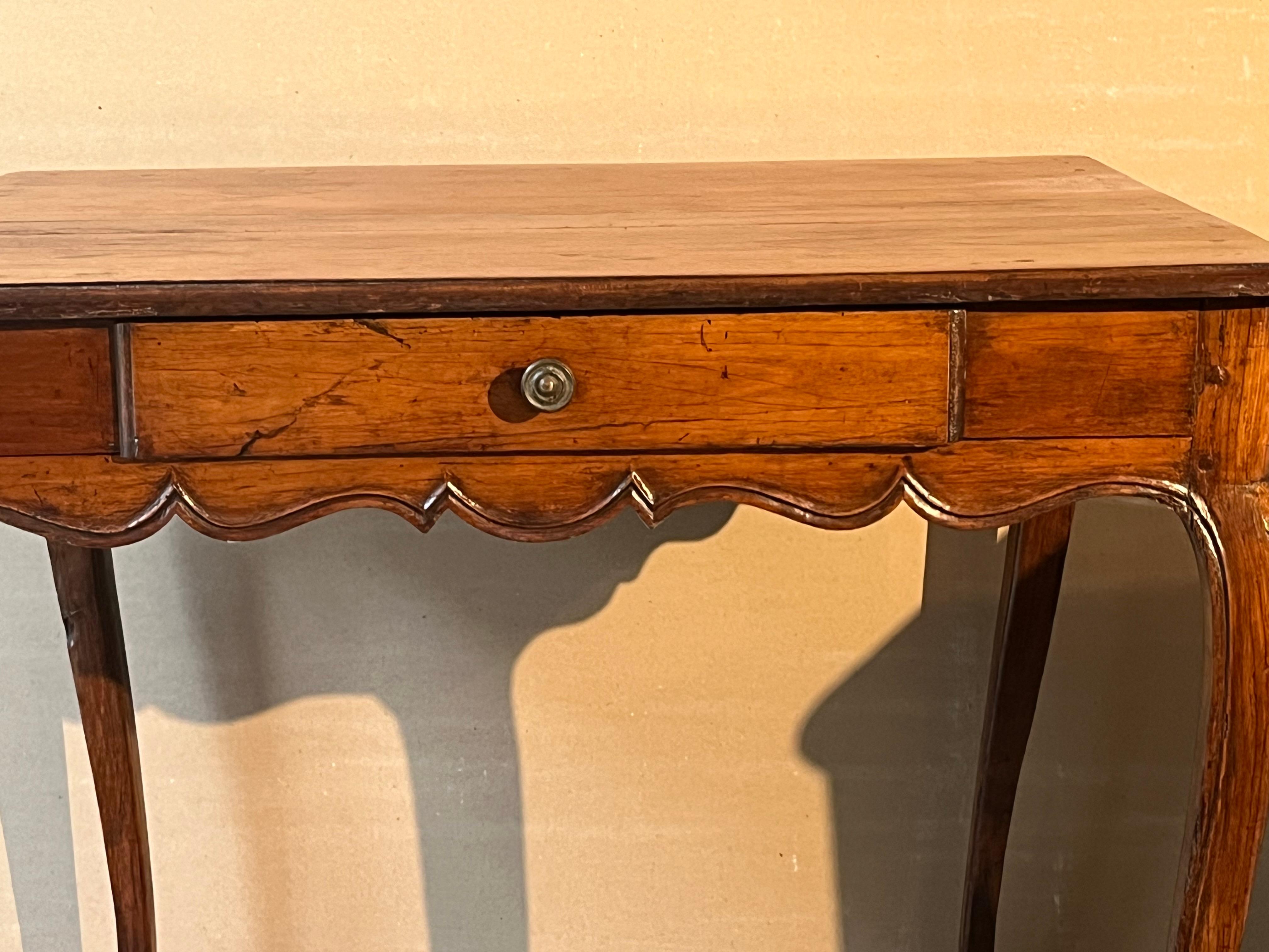 Sculpté à la main Table d'appoint Louis XV du XVIIIe siècle en vente