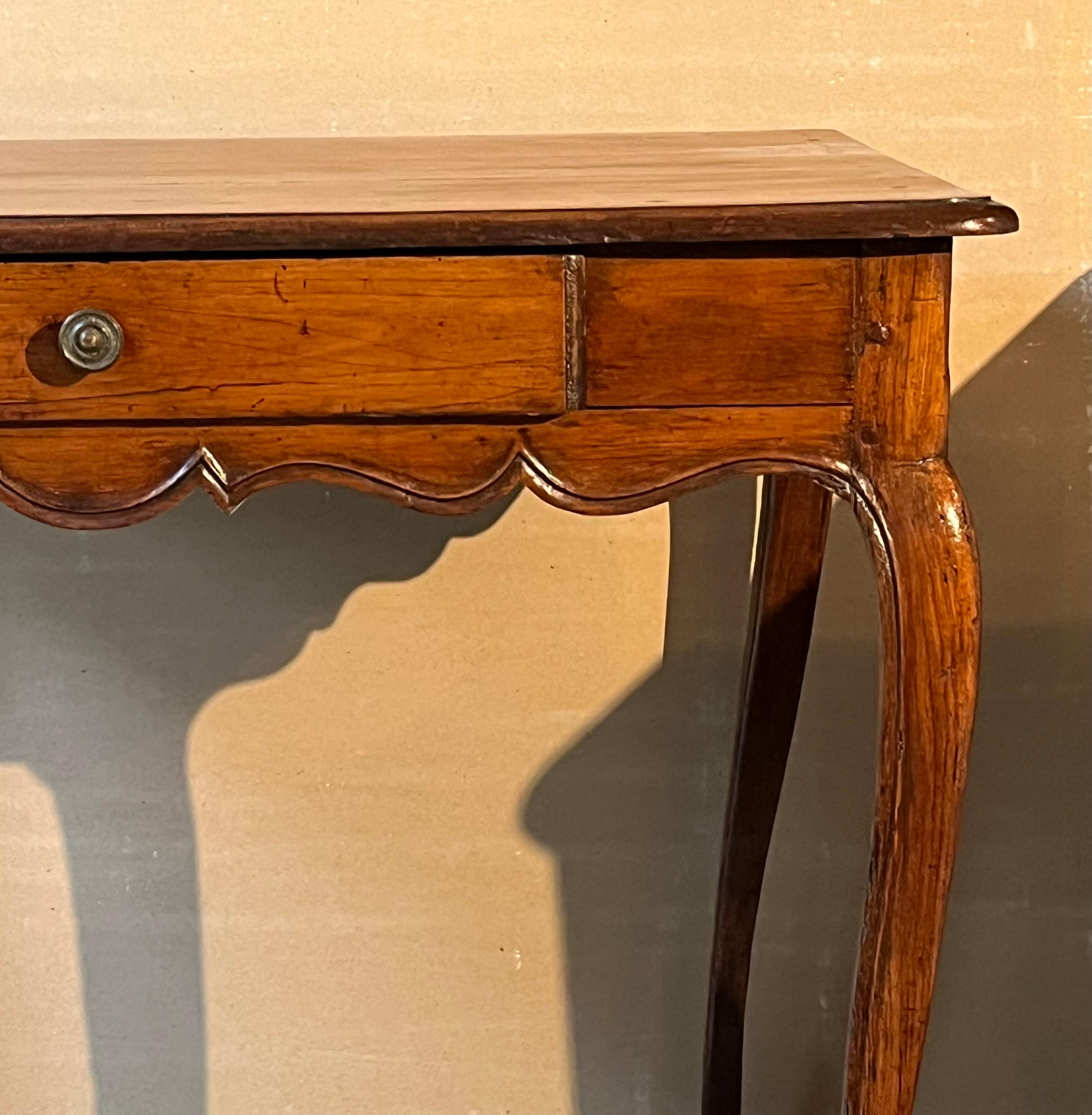 Table d'appoint Louis XV du XVIIIe siècle Bon état - En vente à Doylestown, PA