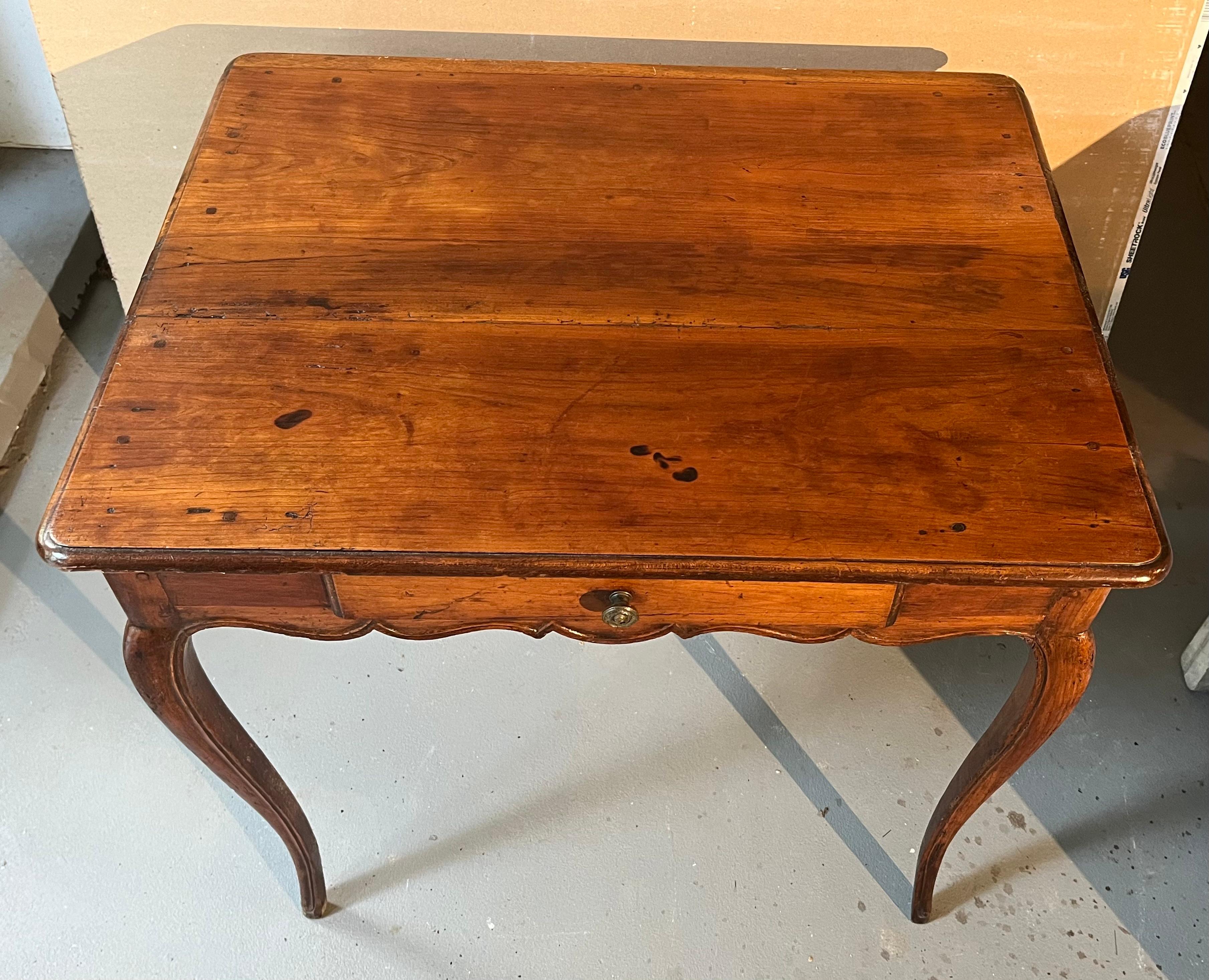 Noyer Table d'appoint Louis XV du XVIIIe siècle en vente
