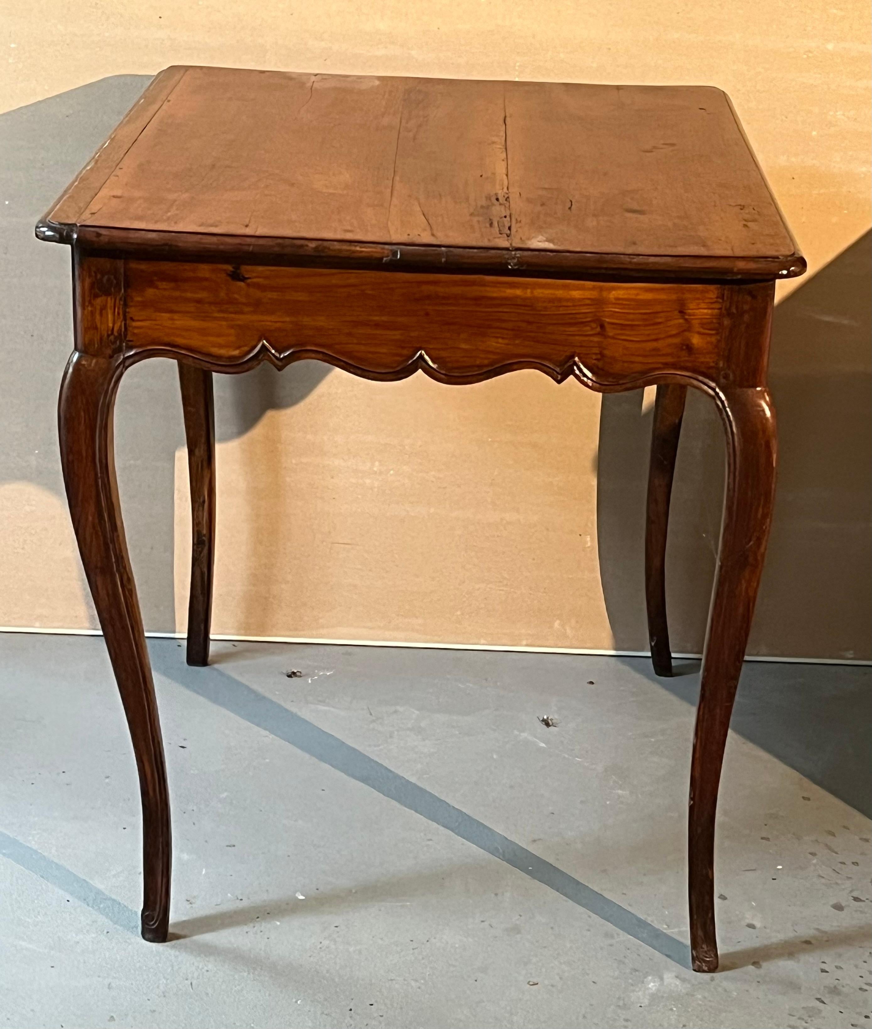 Table d'appoint Louis XV du XVIIIe siècle en vente 1