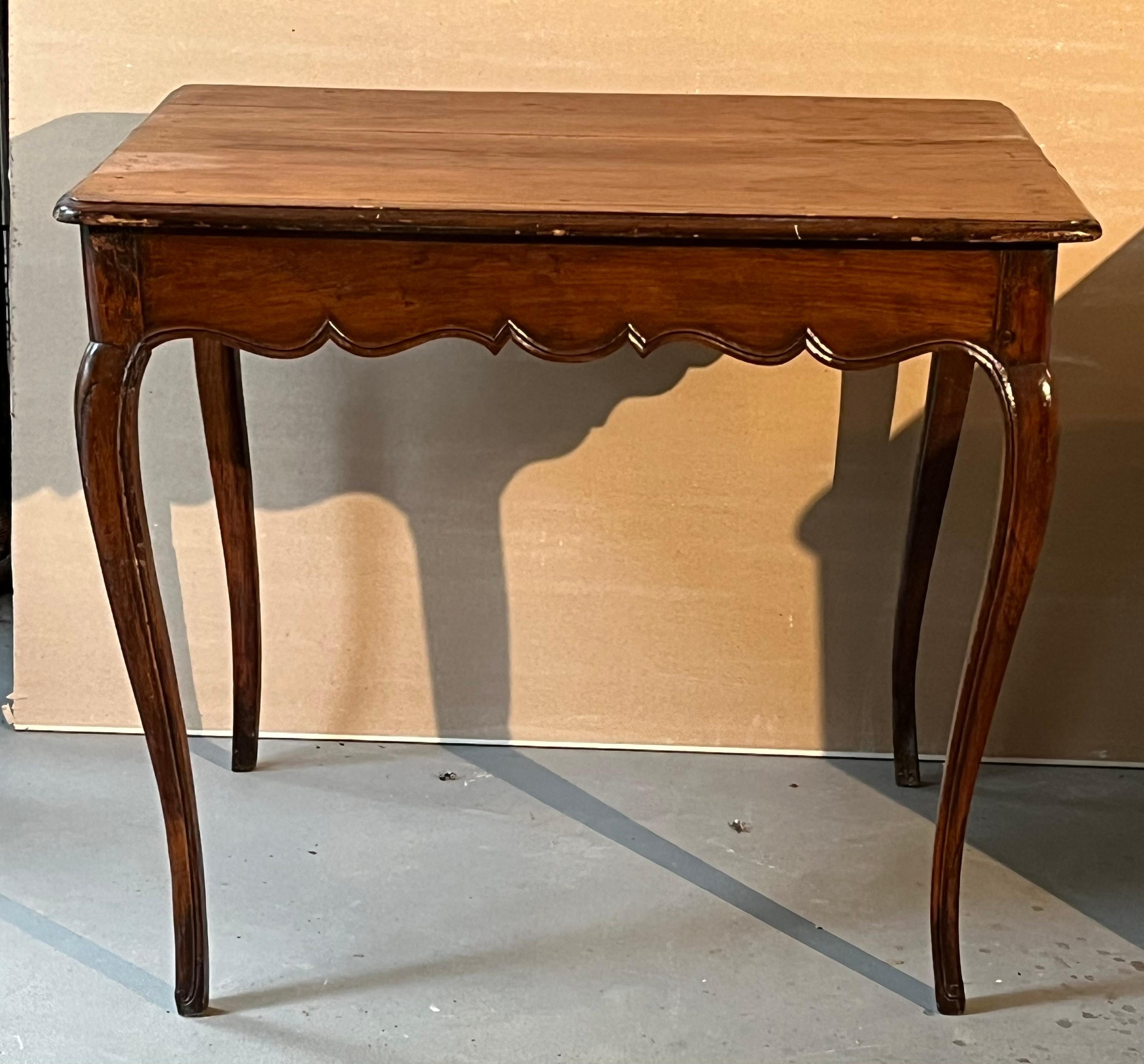 Table d'appoint Louis XV du XVIIIe siècle en vente 2