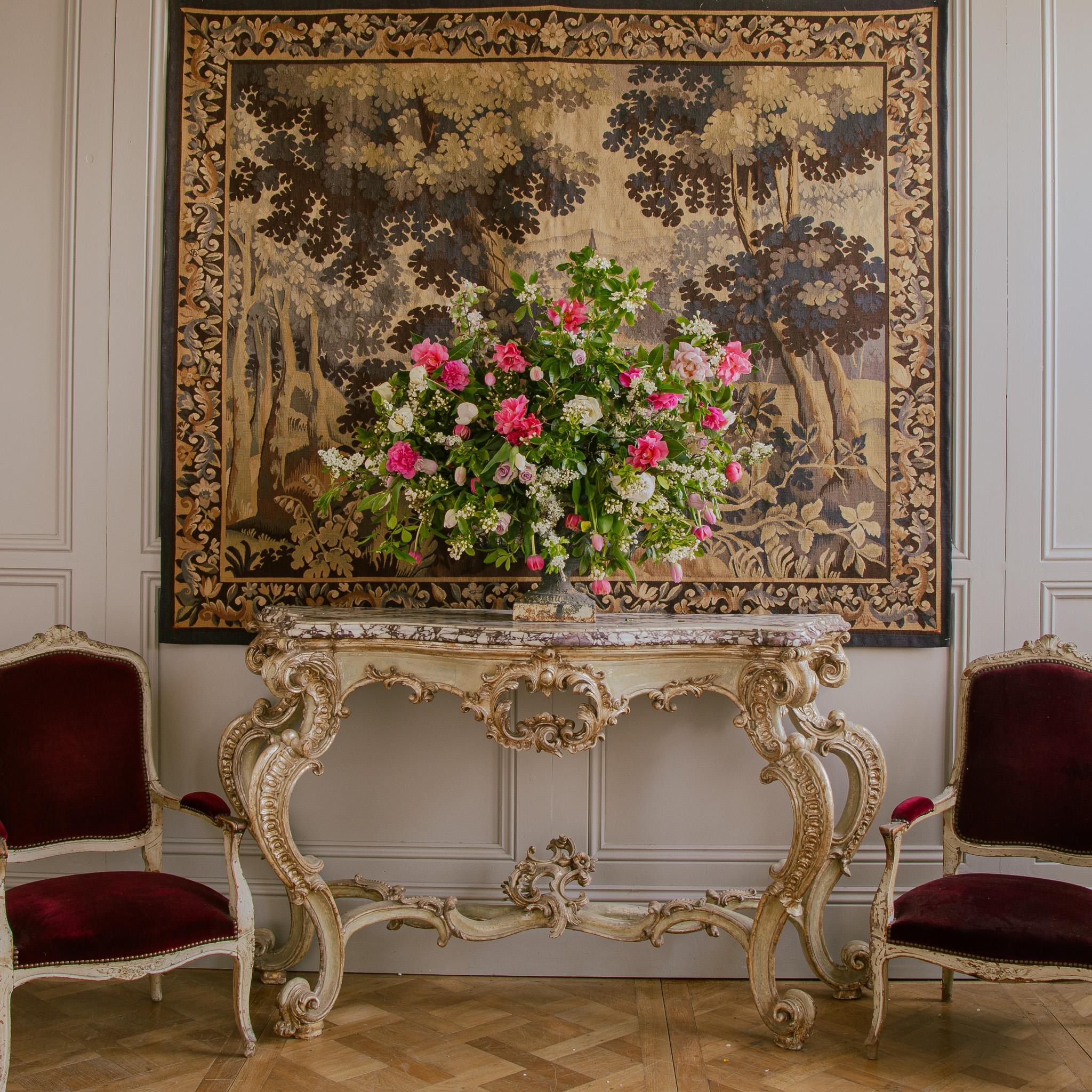 Exemple étonnant du design rococo italien, cette grande console du XVIIIe siècle séduit par ses courbes opulentes et ses pieds allongés et sinueux en forme de volute en S, qui confèrent à la forme une impression de mouvement animé. La patine vert