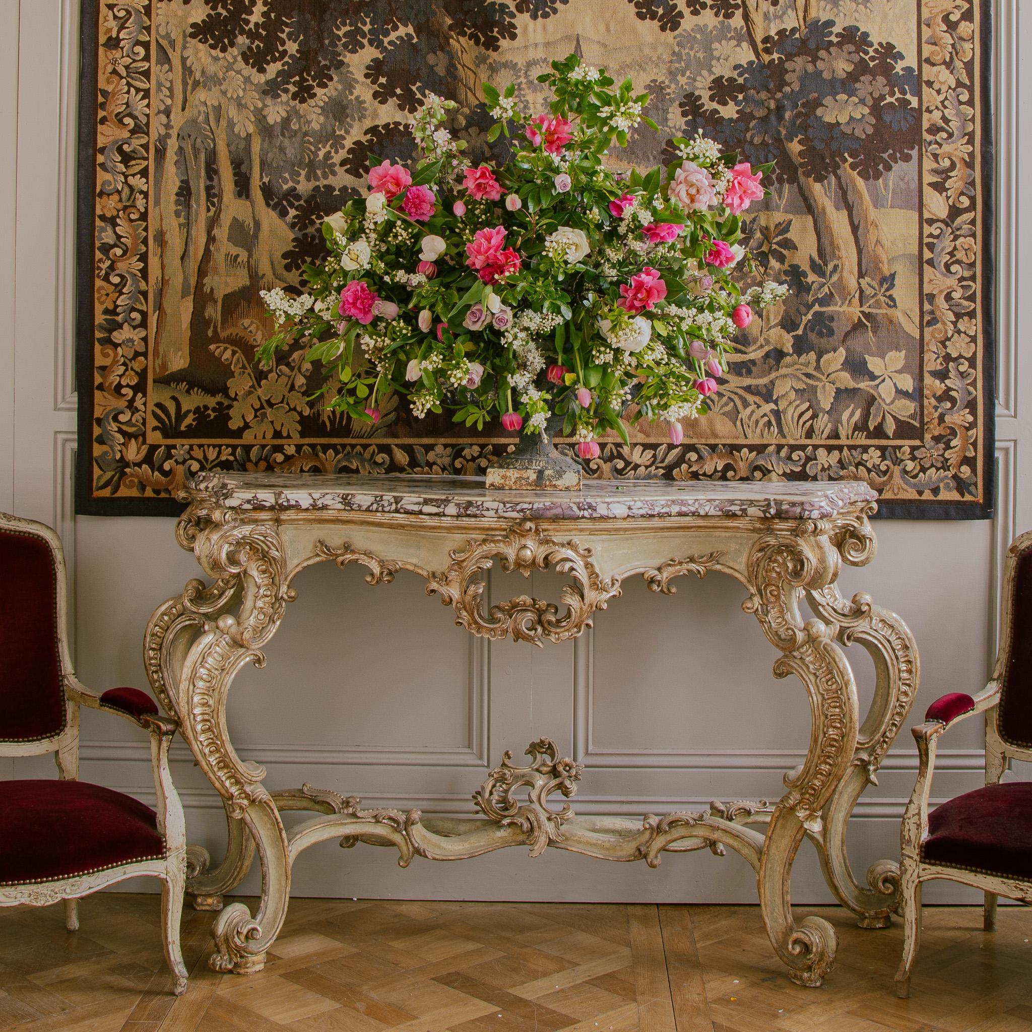 Louis XV Grande console rococo italienne du 18ème siècle avec plateau en marbre Brèche Violet en vente