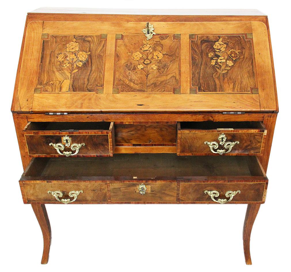 French 18th Century Louis XV Slant Front Desk in Veneer Wood with Floral Decor For Sale