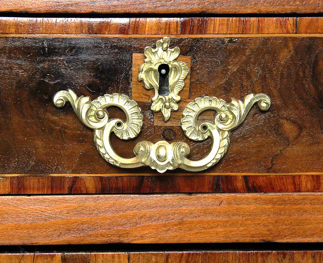 18th Century Louis XV Slant Front Desk in Veneer Wood with Floral Decor In Good Condition For Sale In EVREUX, FR