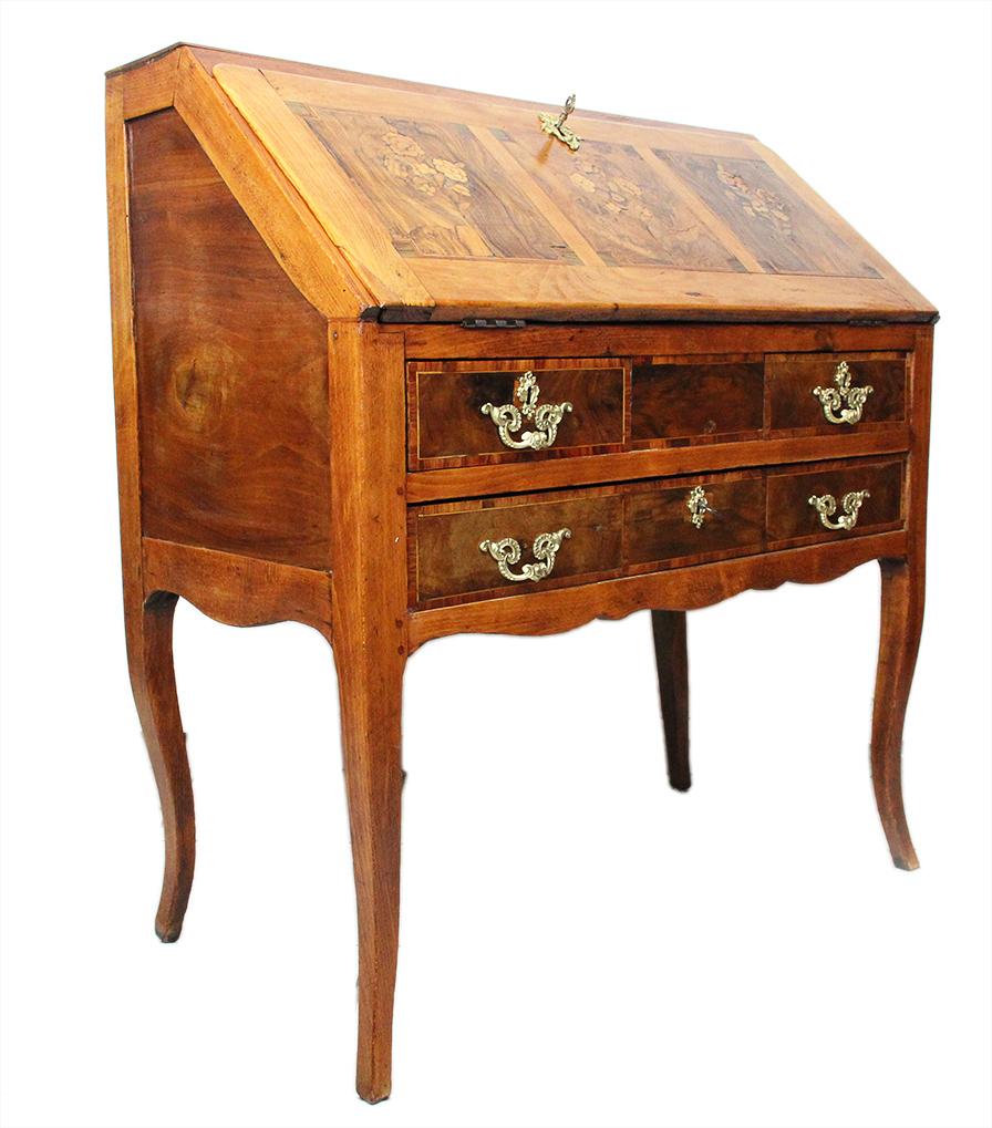 18th Century Louis XV Slant Front Desk in Veneer Wood with Floral Decor For Sale 1