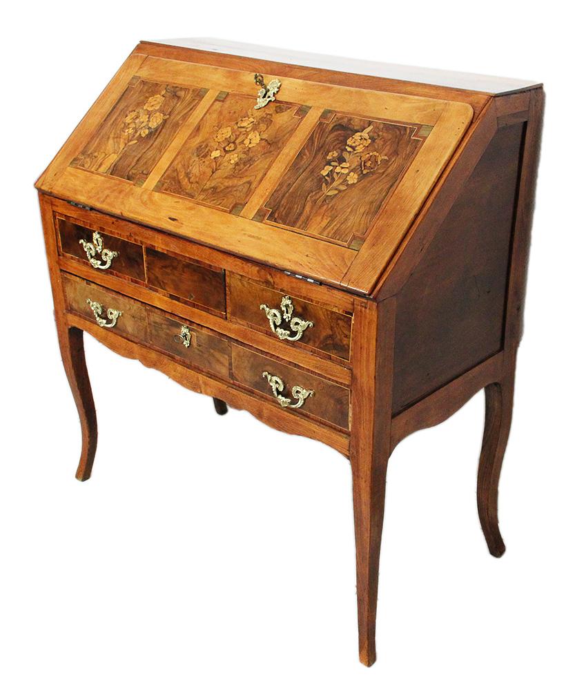 18th Century Louis XV Slant Front Desk in Veneer Wood with Floral Decor For Sale 2