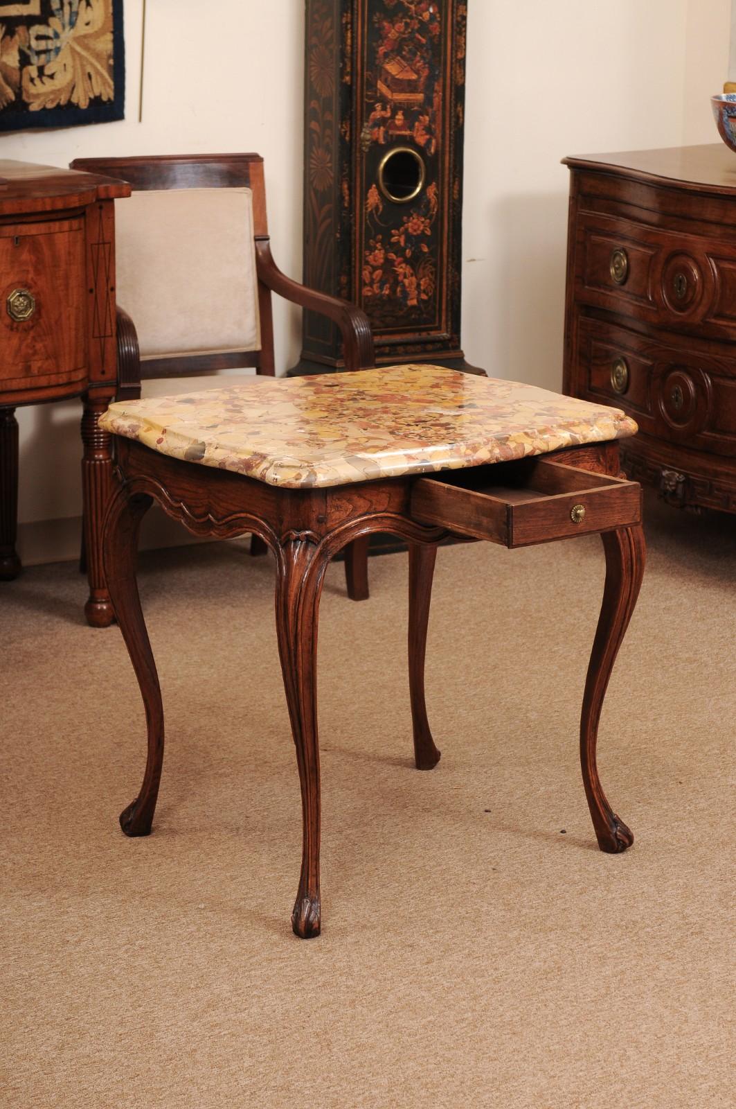 Table carrée en Oak du XVIIIe siècle de Louis XV avec tiroir et plateau en marbre Breche d'Alep État moyen - En vente à Atlanta, GA