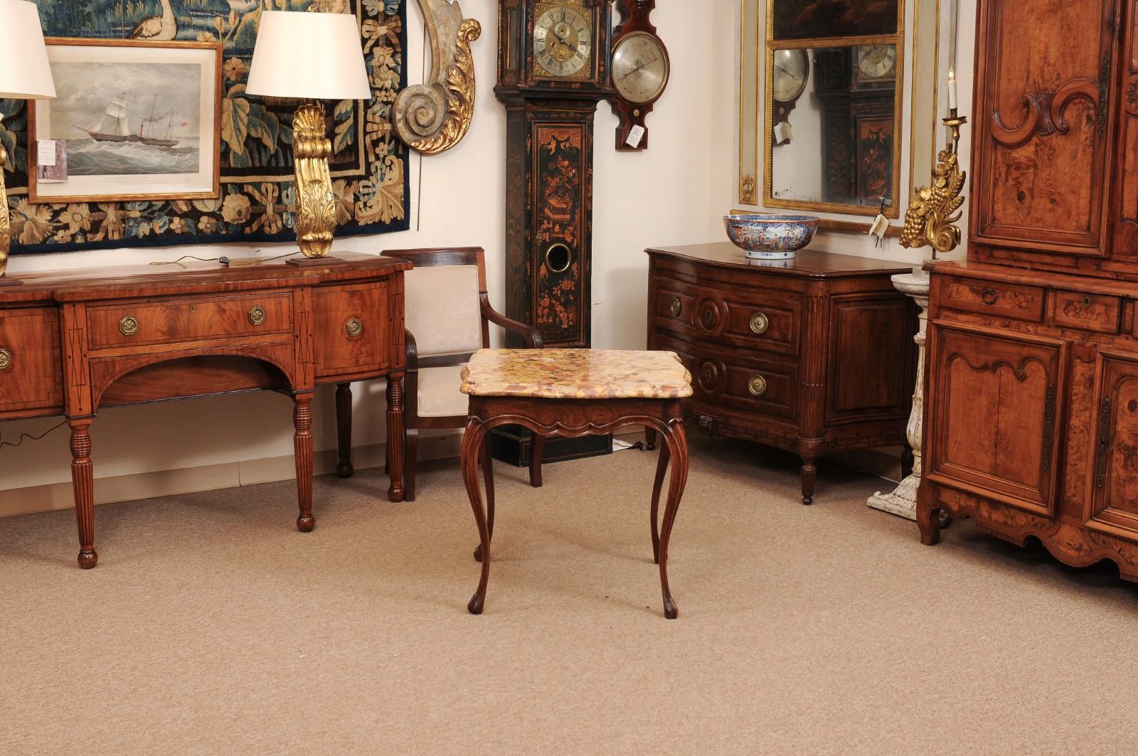 Table carrée en Oak du XVIIIe siècle de Louis XV avec tiroir et plateau en marbre Breche d'Alep en vente 3