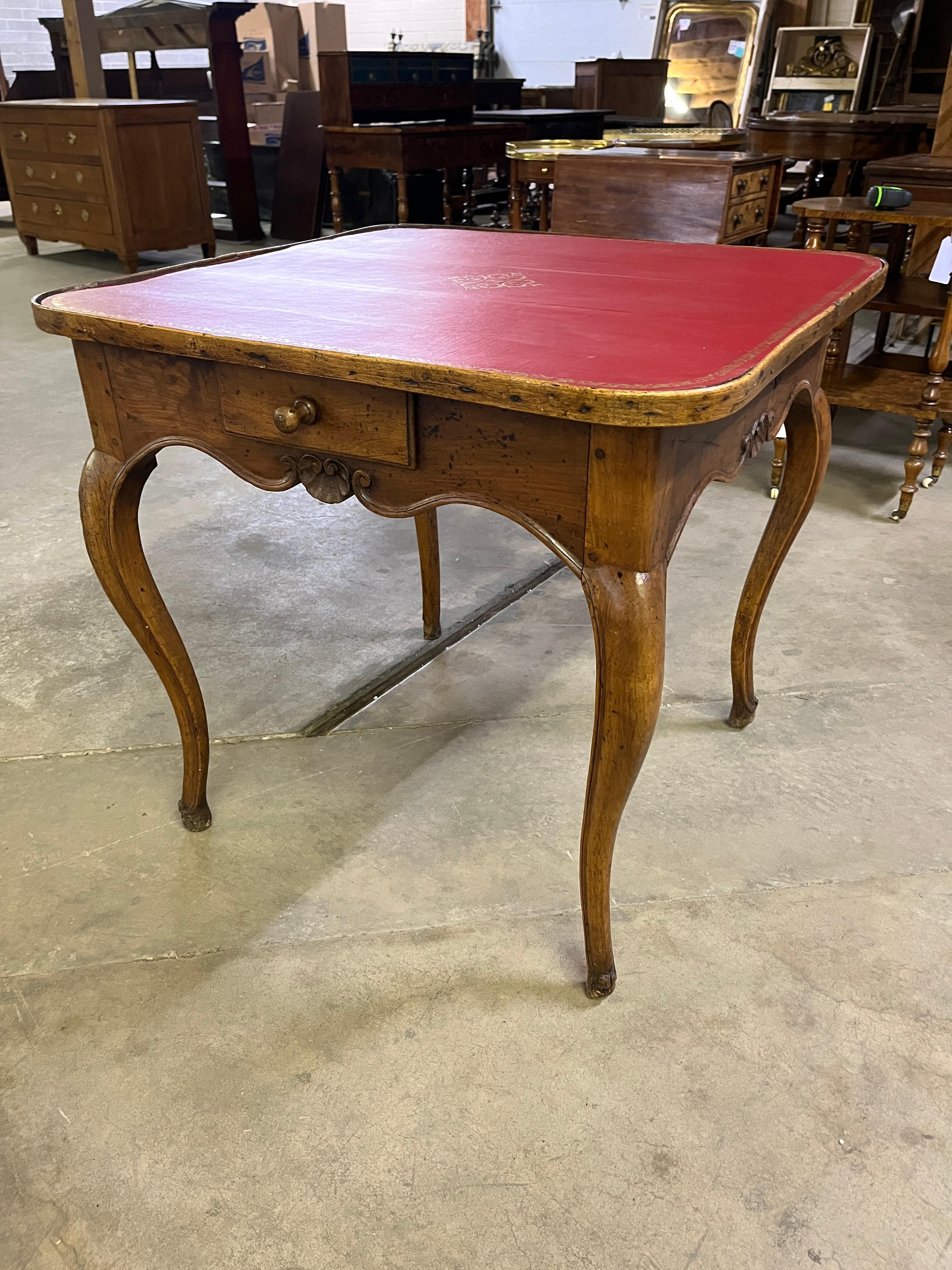 18. Jahrhundert Louis XV Stil Epoque Spieltisch mit Lederplatte 
Schönes Stück in Frankreich gekauft. Altersgerechte Abnutzung, siehe detaillierte Fotos oder Nachricht an uns mit Fragen. 