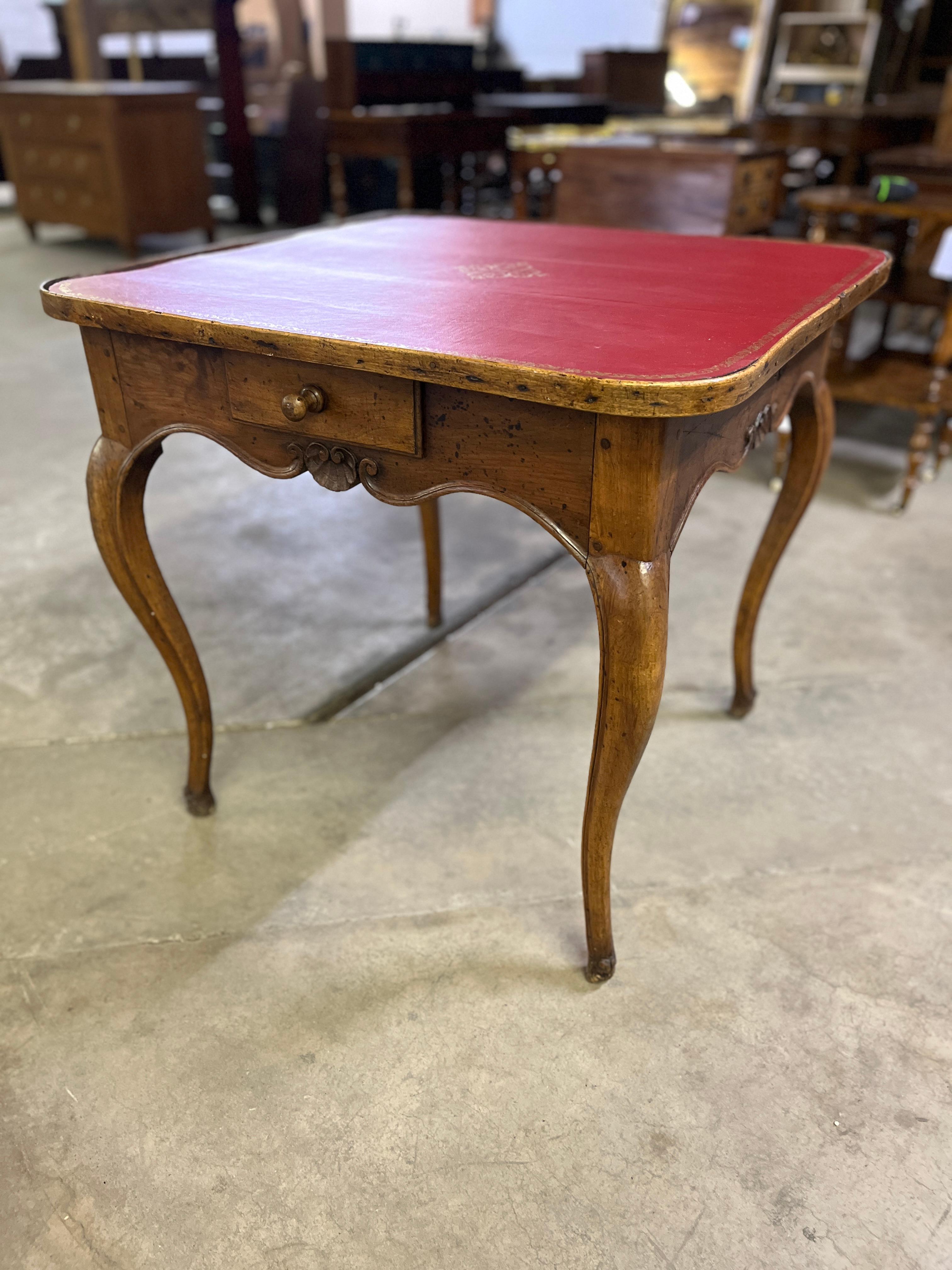 18. Jahrhundert Louis XV Stil Epoque Spieltisch mit Lederplatte (Louis XV.) im Angebot