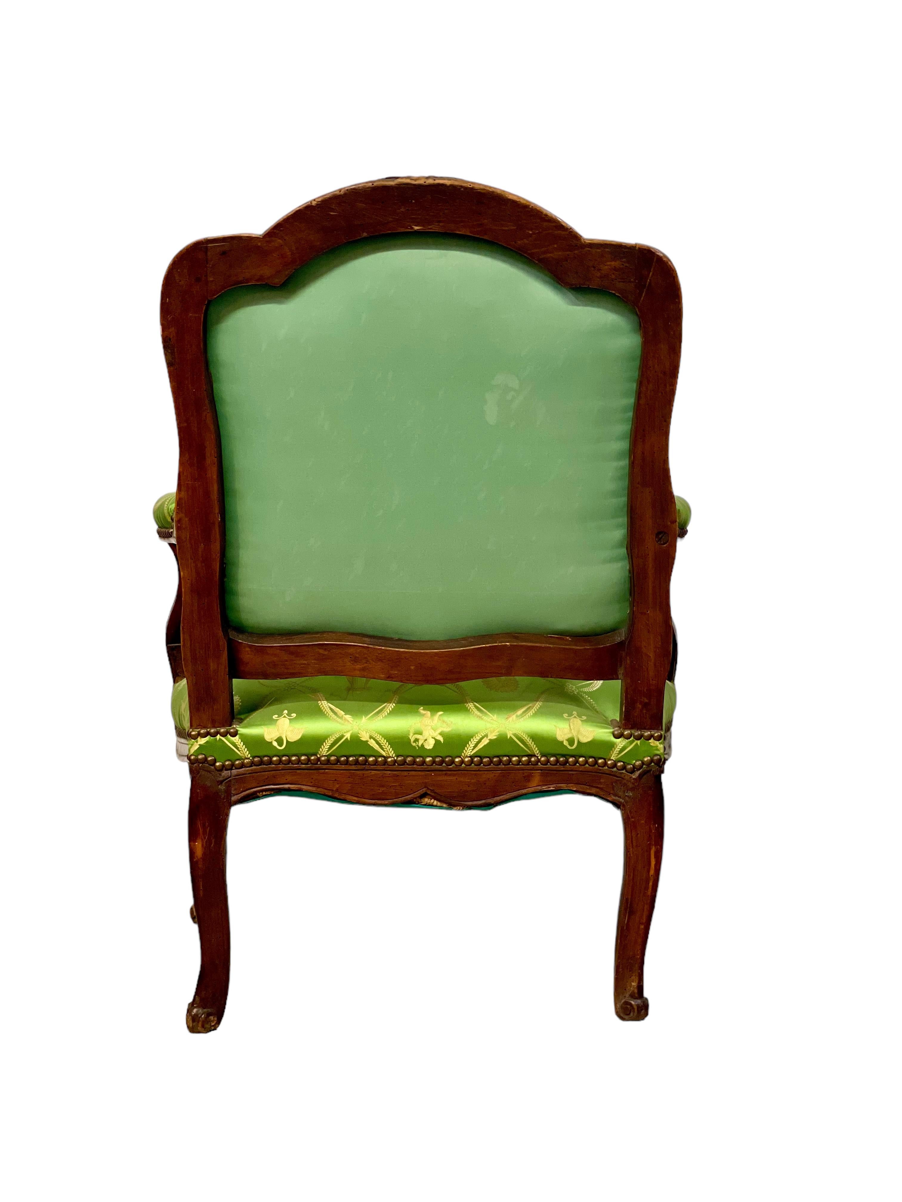 18. Jahrhundert Louis XV Epoque Fauteuil à La Reine im Angebot 7