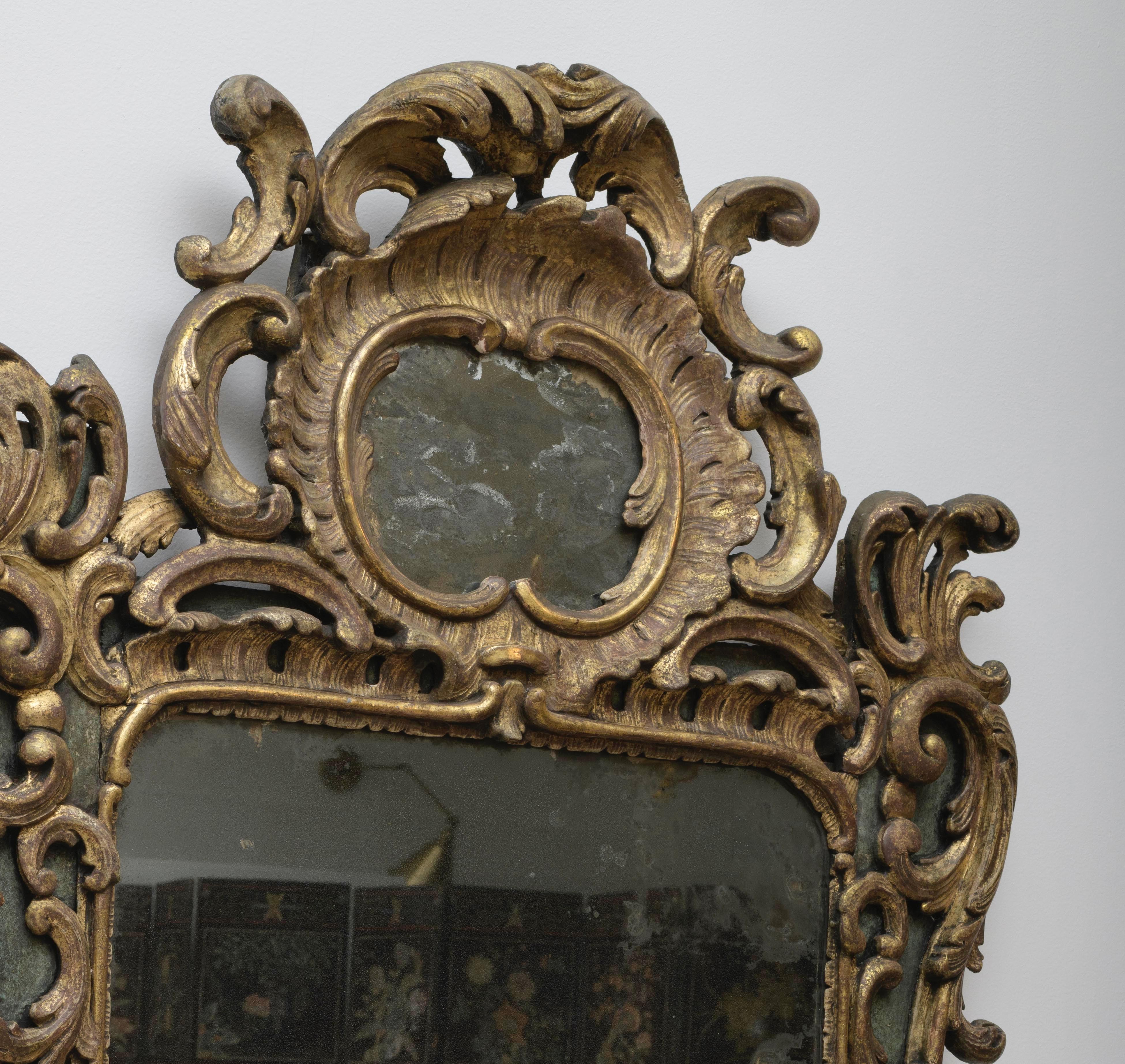 Italienischer vergoldeter Spiegel im Louis-XV-Stil des 18. Jahrhunderts, Originalglas, CA. 1740 (18. Jahrhundert und früher)