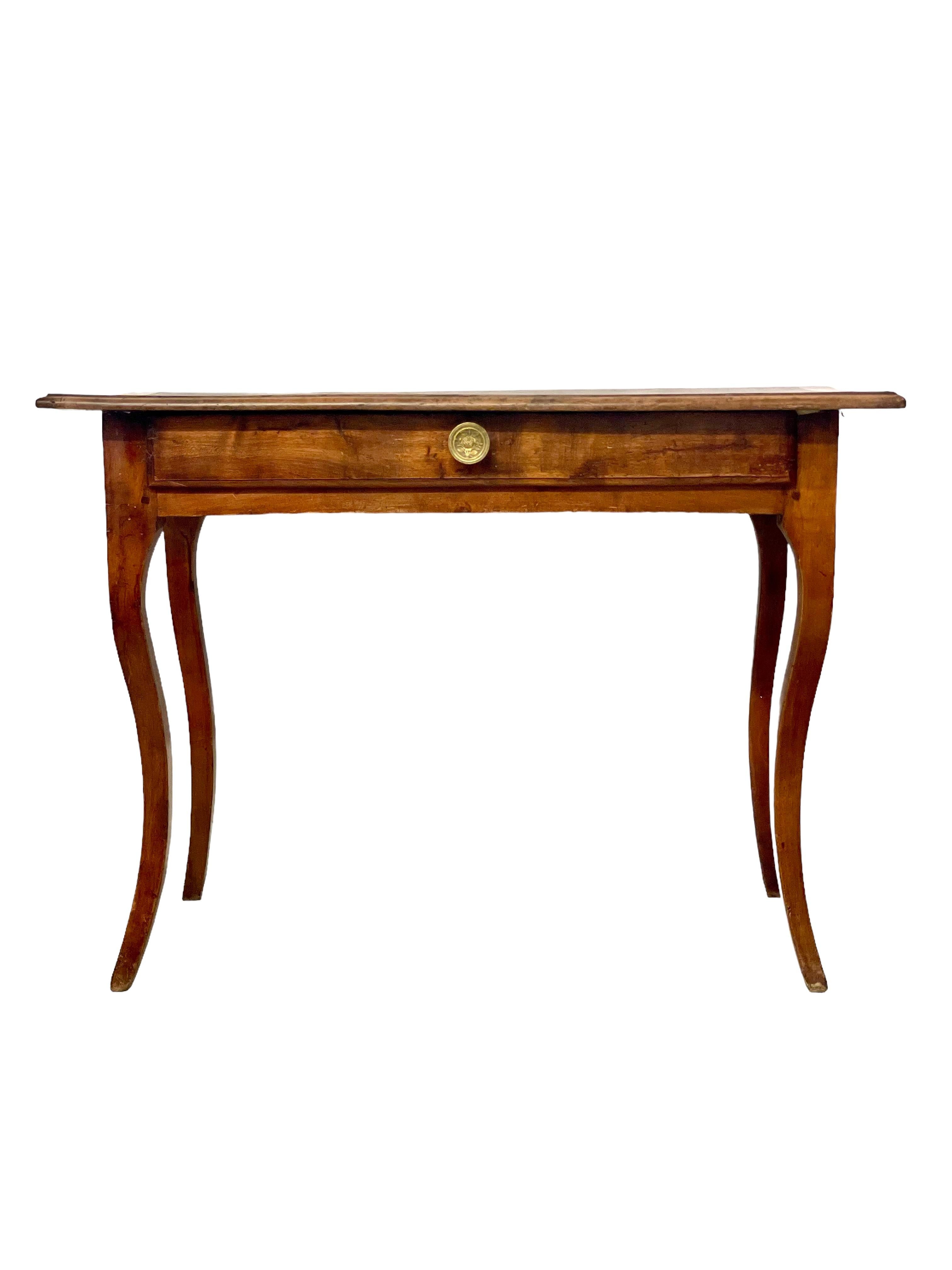 Schmaler, eleganter Damenschreibtisch des 18. Jahrhunderts aus Naturholz mit geprägter Lederplatte und einer einzelnen Friesschublade. Dieser zierliche Schreibtisch im Louis XV-Stil steht auf vier schlanken Cabriole-Beinen und hat eine rechteckige