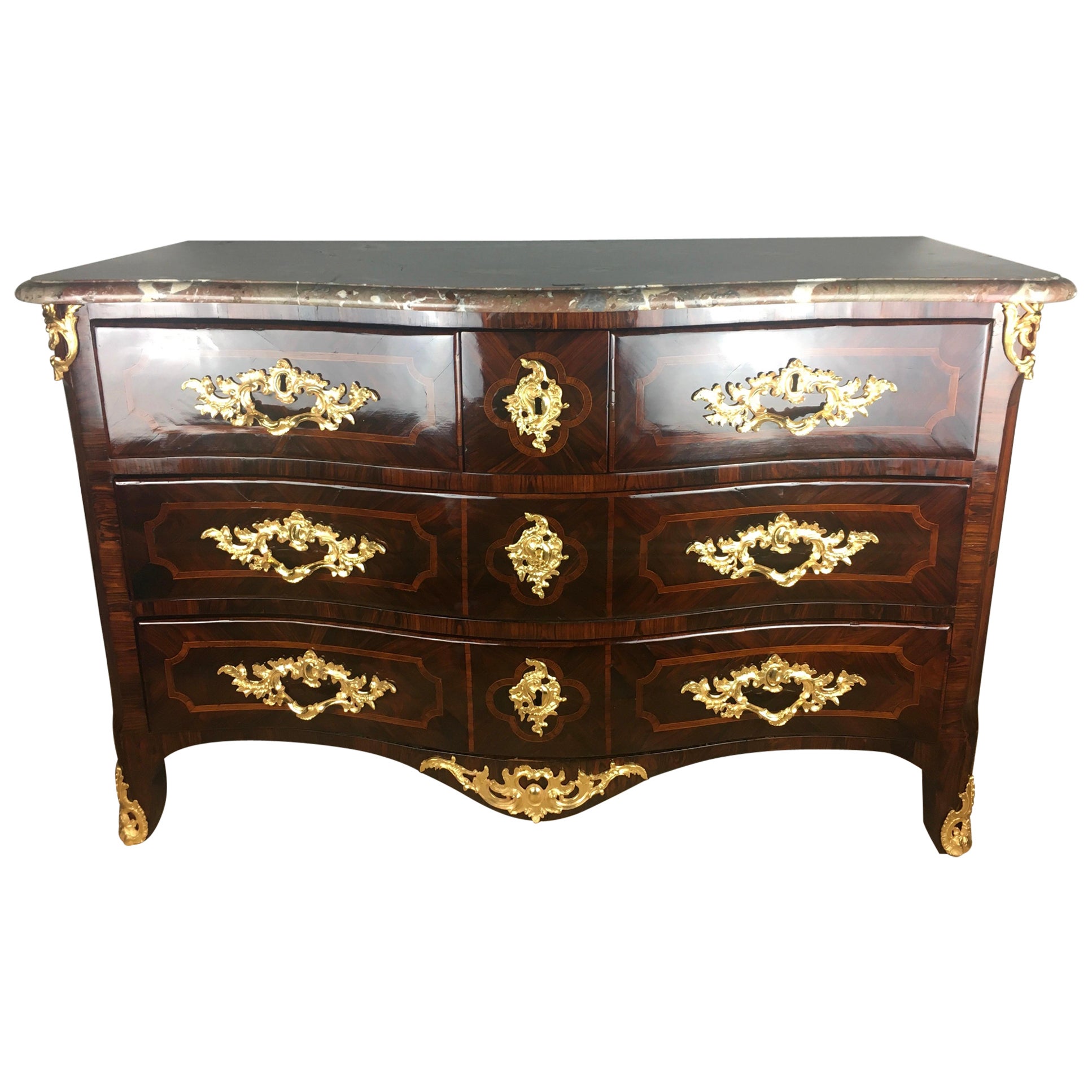 Cómoda de Bombe de Bronce Montada de Ormolu Estilo Luis XV del Siglo XVIII, Estampada