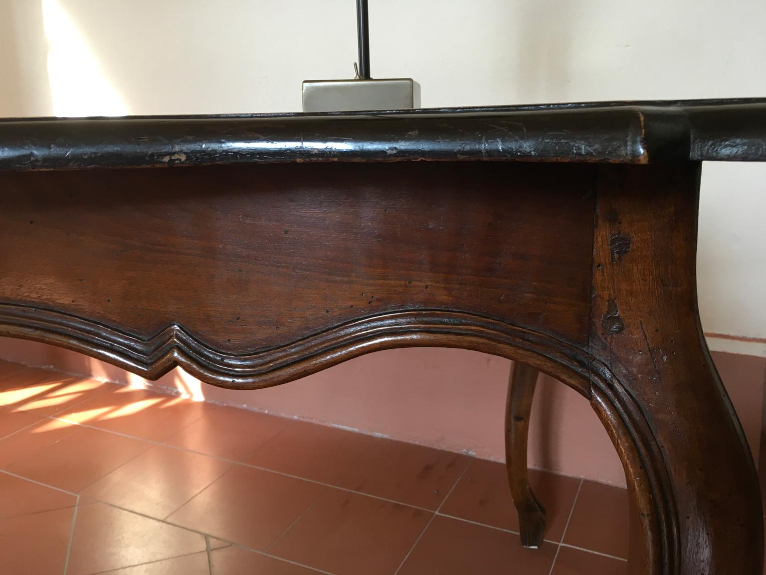 Italien 18. Jahrhundert  Barocker Schreibtisch in organischer Form aus Nussbaumholz im Angebot 4