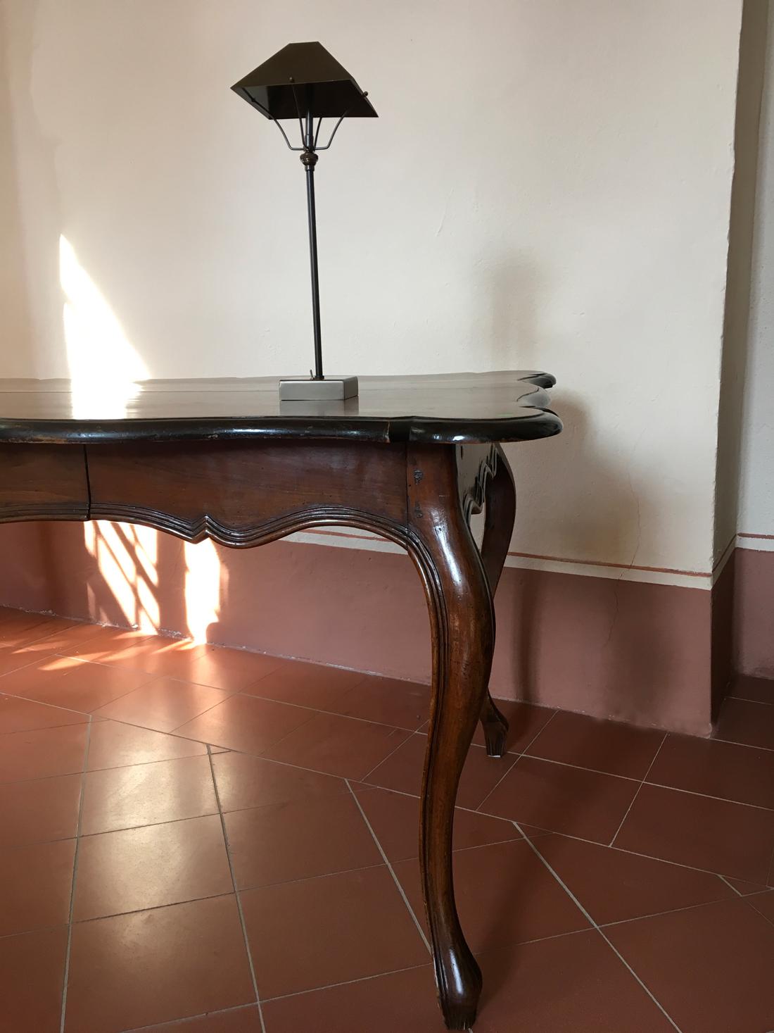 Italy 18th Century  Baroque Walnut Organic Shape Table Desk For Sale 6