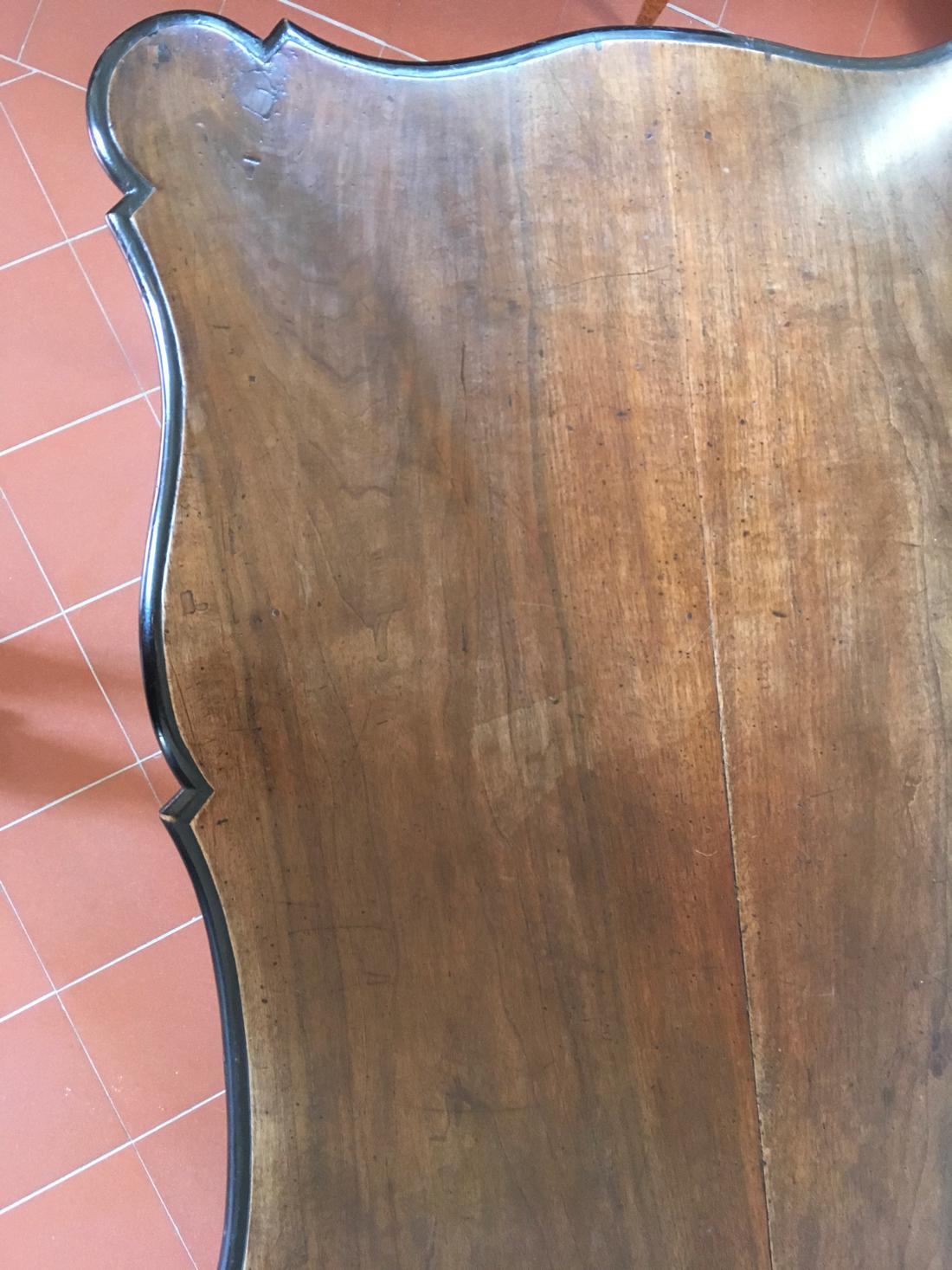 Italie 18ème siècle  Bureau de table de forme organique en noyer baroque en vente 5