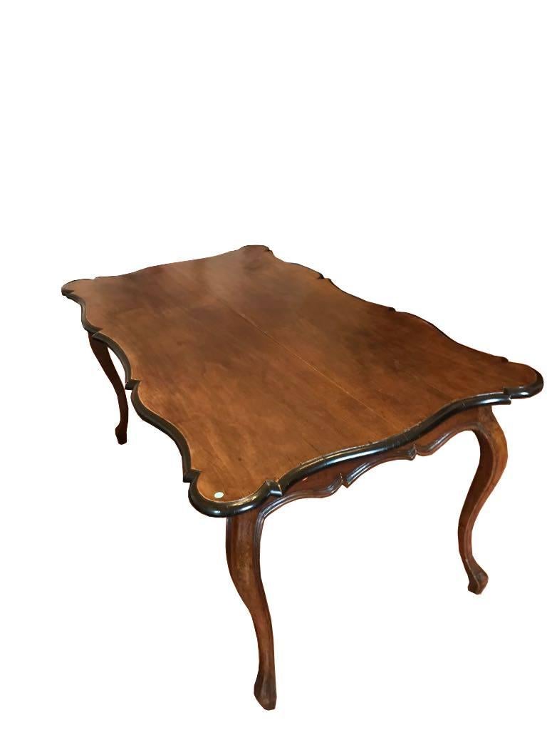 Cette table rectangulaire toscane en noyer a été fabriquée à la main à Lucca (Toscane, Italie) en 1760 environ.
Sa forme élégante, avec la bordure noire, rend cette table parfaite comme bureau de pièce centrale ou comme grande console, derrière les